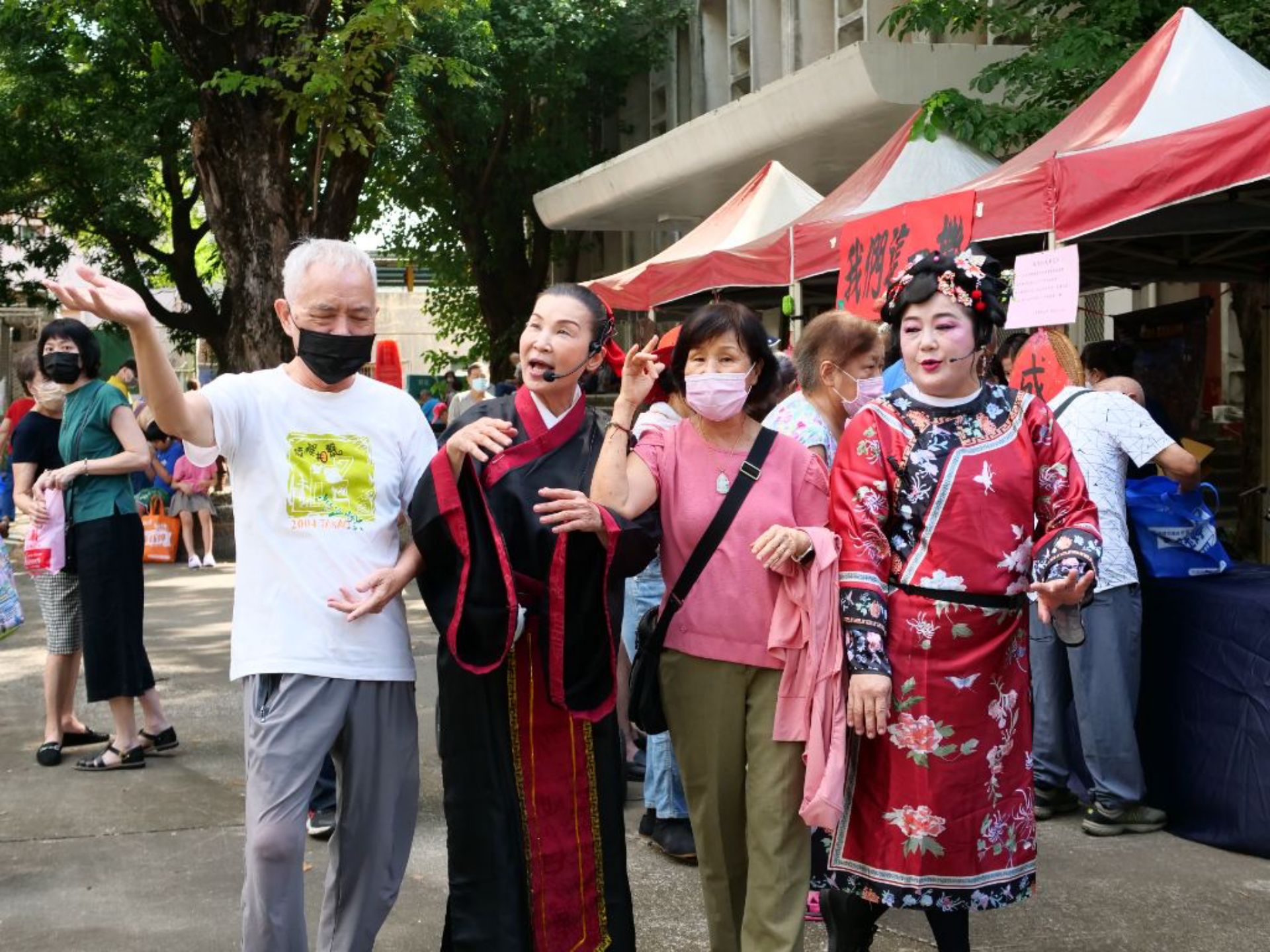 ​林國琛(左白衣)與林許秋蘭(右二粉紅衣)夫妻，是新興共修處C級巷弄長照站的學員，開心愛笑健康美妙，看到志工歡喜得說：「我都是吃慈濟的營養午餐，好吃又健康」。