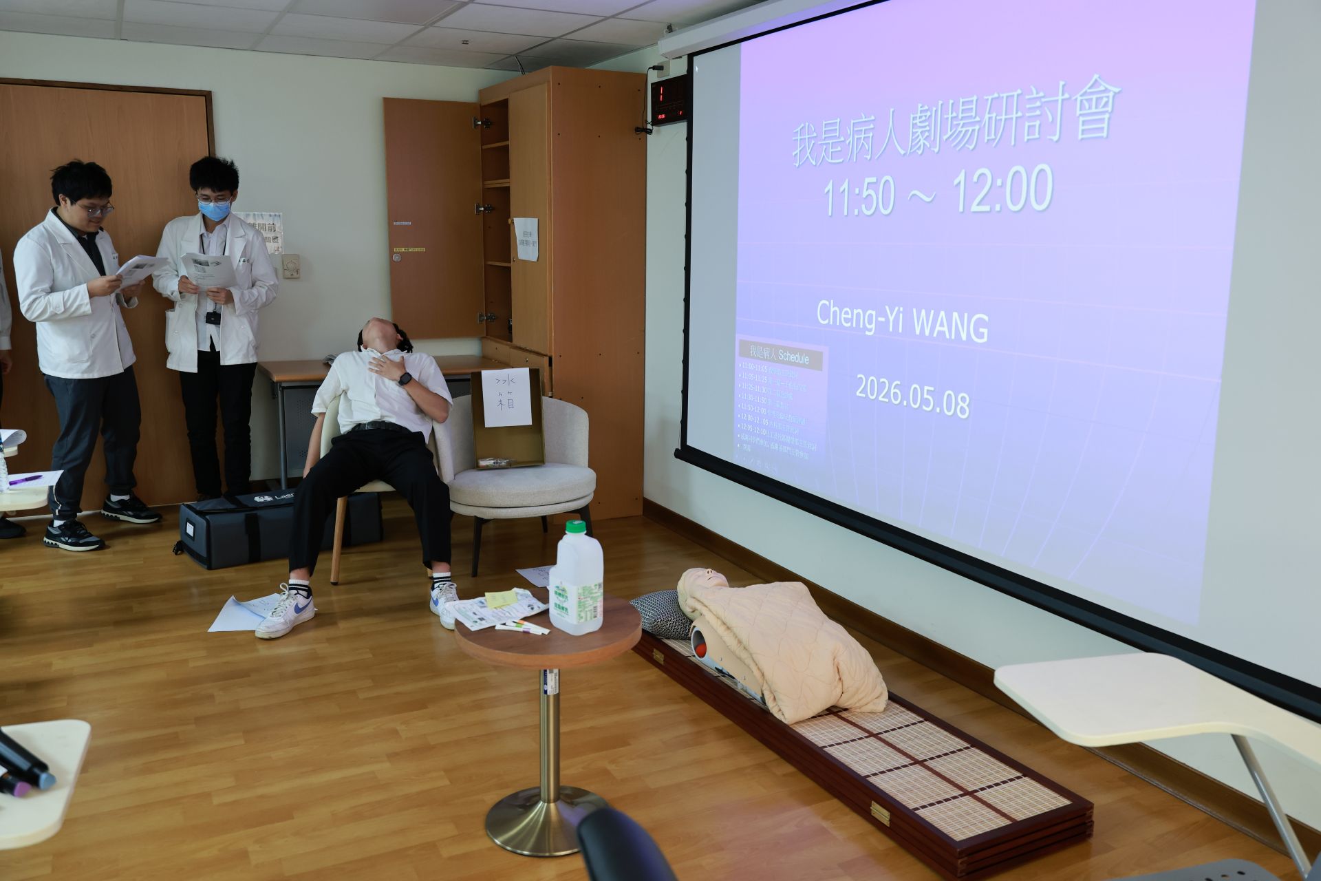 花蓮慈院教學部創新的醫療劇場課程,讓醫學生模擬演練獨居長者可能發生的急性病症情境。
