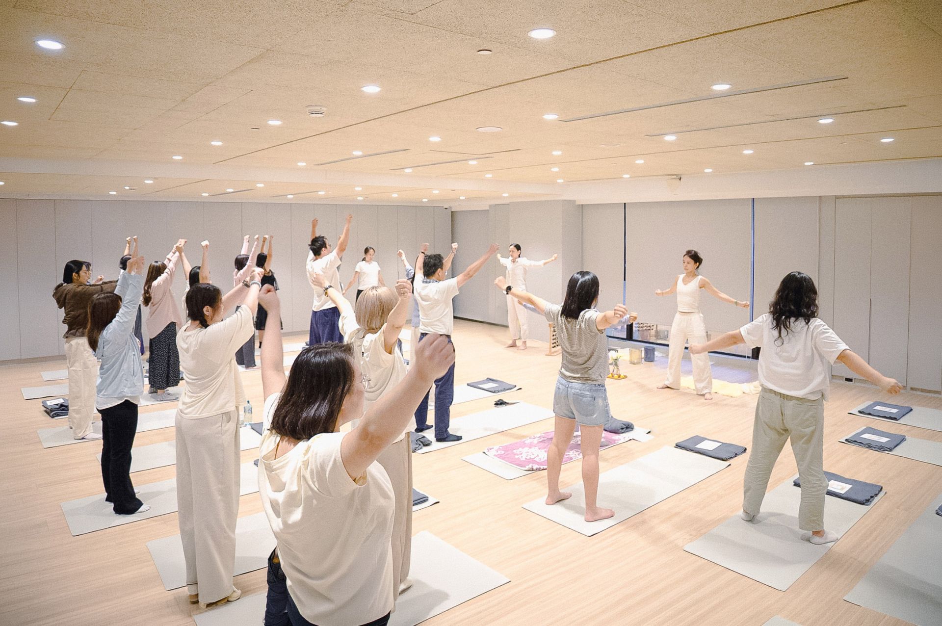 瑜珈伸展,慢慢鬆開累積的緊繃。(永壽文教基金會提供)