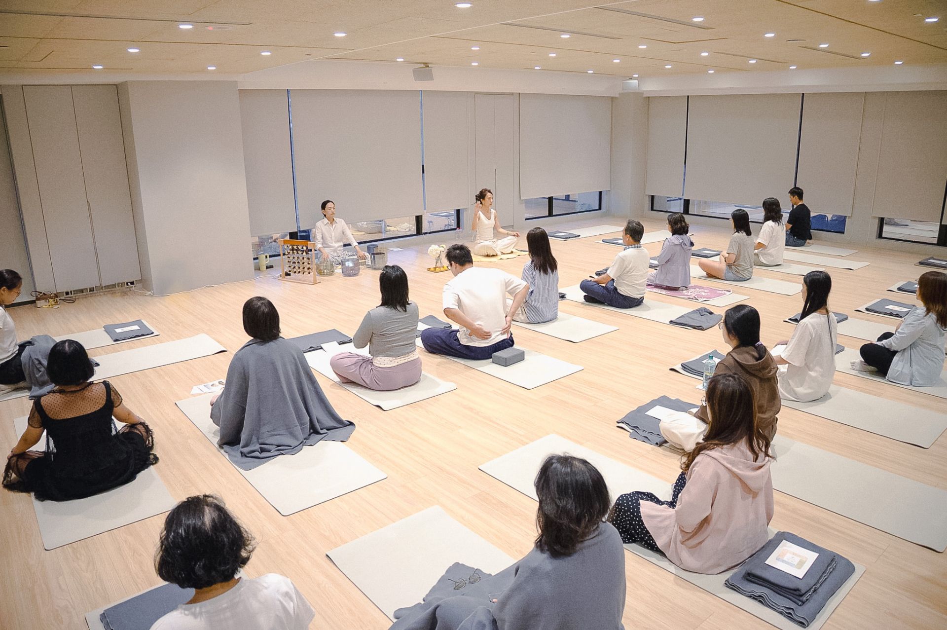 引導學員靜坐冥想,覺察情緒與身體的連結。(永壽文教基金會提供)