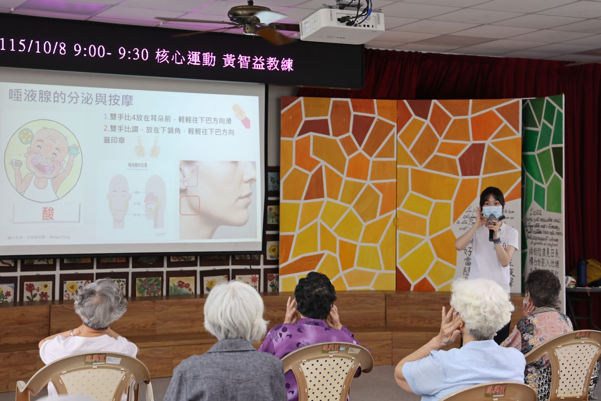 語言治療師鄭明彥也帶領長輩練習吞嚥相關運動及促進唾液分泌的簡單動作。