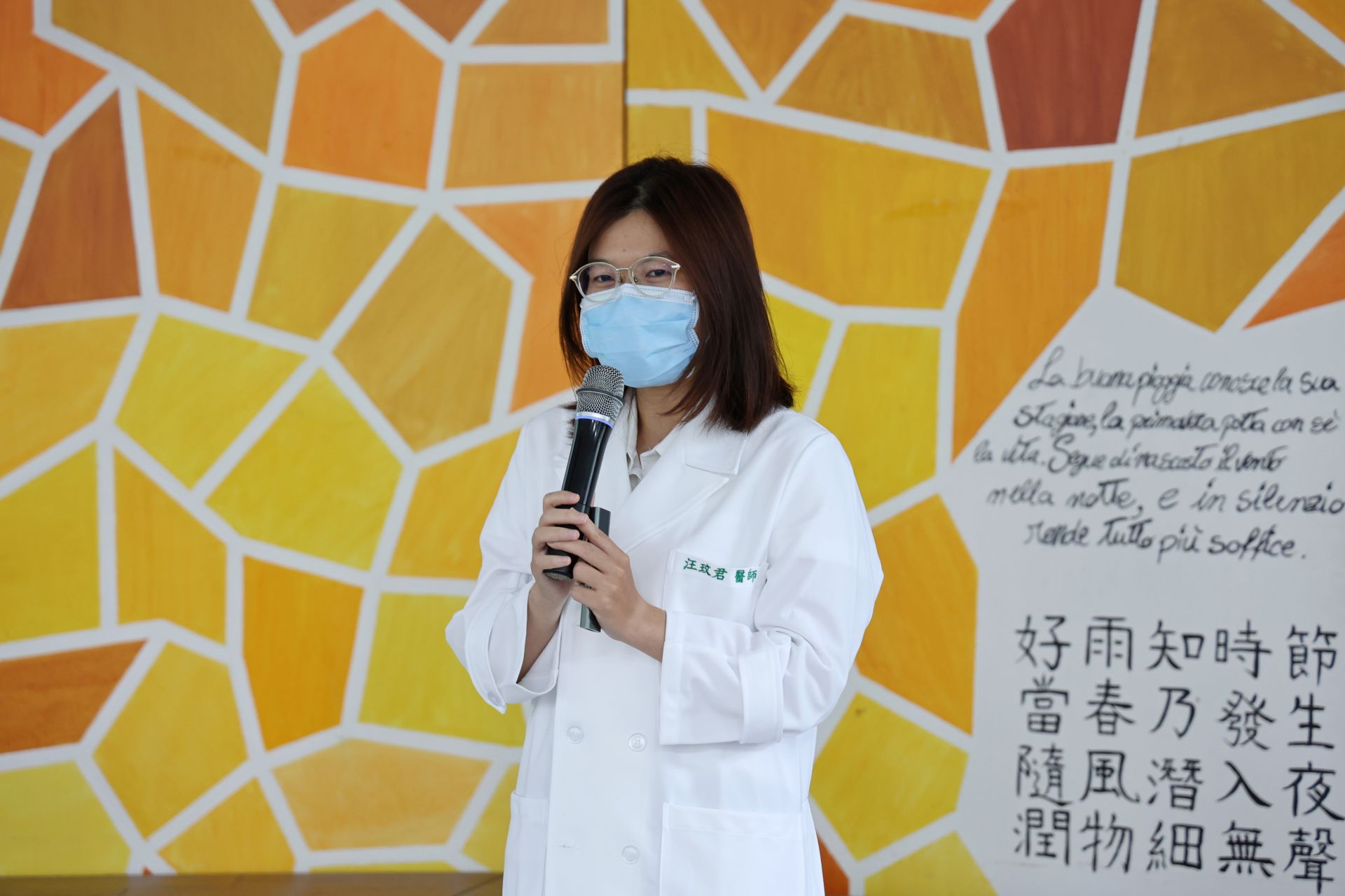 耳鼻喉頭頸外科醫師汪玟君指出,吞嚥功能不好,除了常見的嗆咳,嚴重時還可能造成吸入性肺炎。長者一旦因肺炎住院,可能因臥床或活動量下降,使整體身體機能進一步退化。