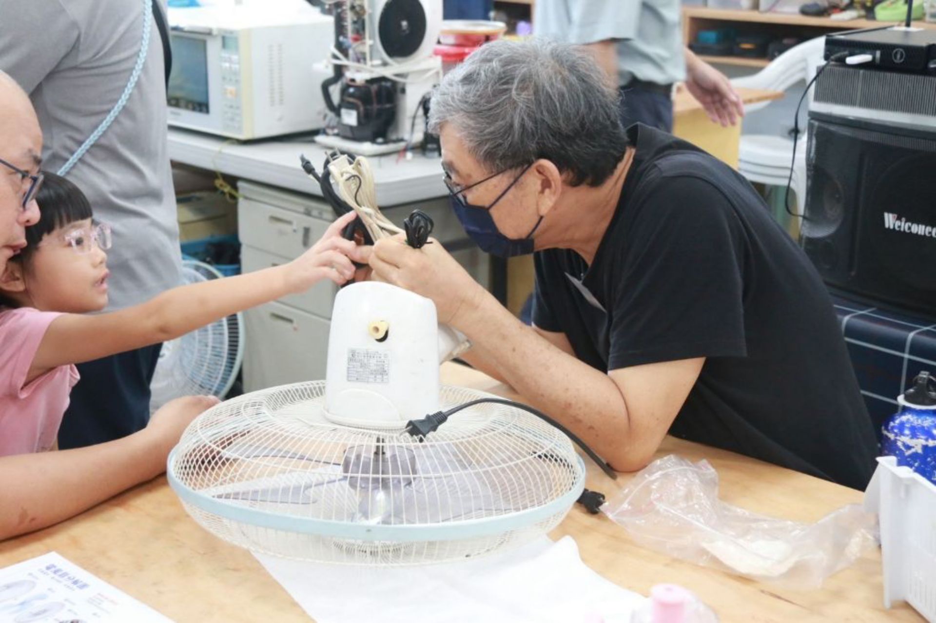 顏善政(右)第一次走進鳳山靜思堂生生家電室參與活動。過去雖有教學經驗,但這一次面對的不是中高齡學員,而是爸爸媽媽帶著孩子一起學,對他而言也是一種新的教學體驗。