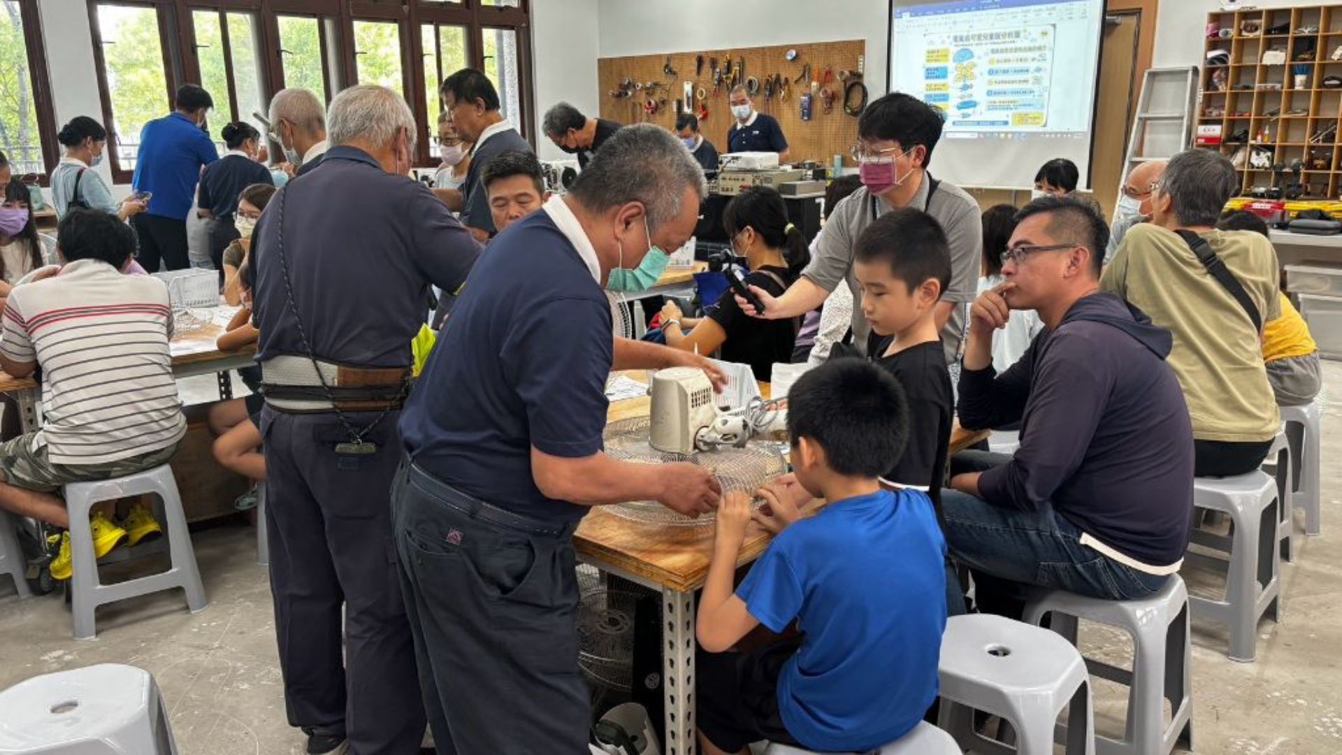 活動現場,十六位技師在現場耐心指導,讓「維修」不再只是大人的專業,而成為孩子可以參與、可以學習的生活體驗。