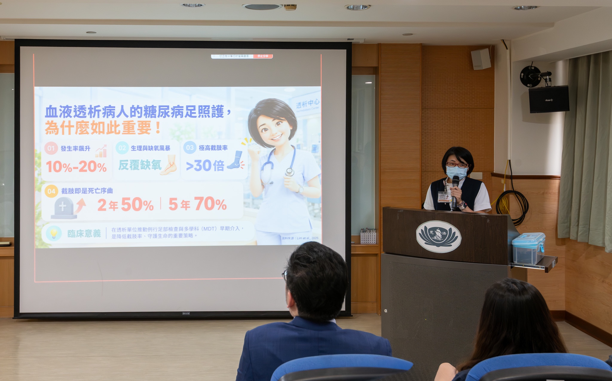 第14組血液透析室足部照護APP,導入FootGuard HD透析糖尿病足照護智慧評估與追蹤系統,將繁雜的皮膚、結構與神經評估標準化,最後系統自動判定風險等級。