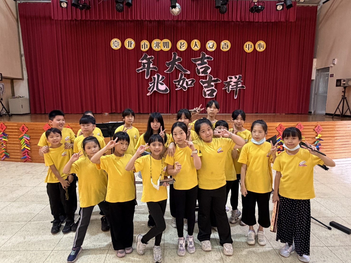 口琴隊17名學生前往鄰近學校的兆如養護中心進行敬老公益演出