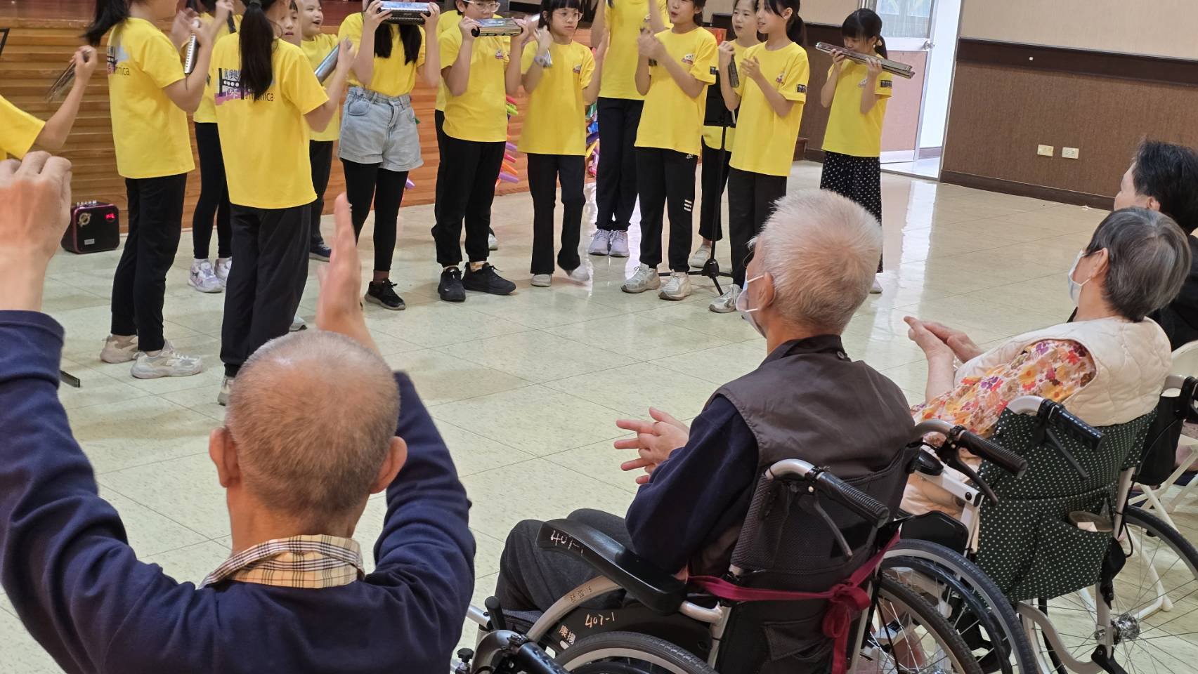 兩個世代在共同的旋律中找到情感連結,是學生用行動學習尊重生命、理解不同世代需求的珍貴經驗。