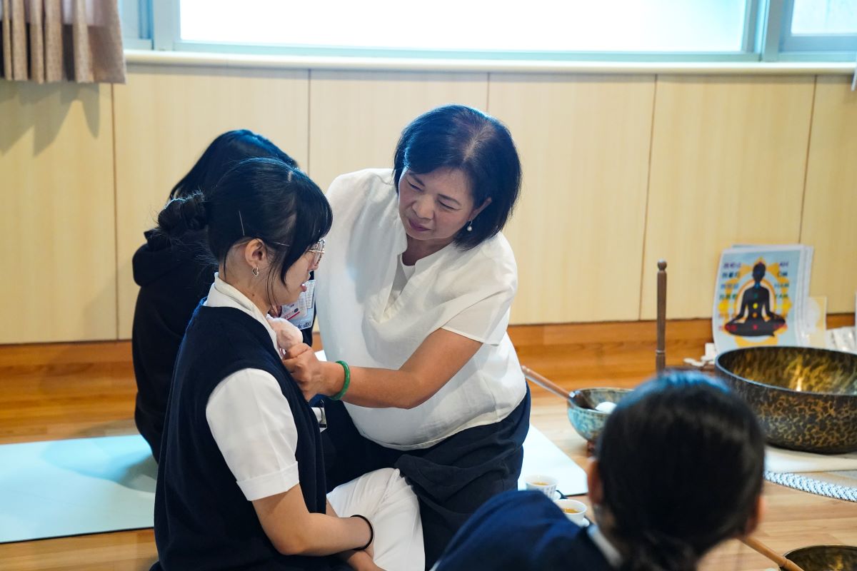 醫護同仁在陳茉莉老師引導下進行紓壓運動、體驗頌缽，調適身心狀態。