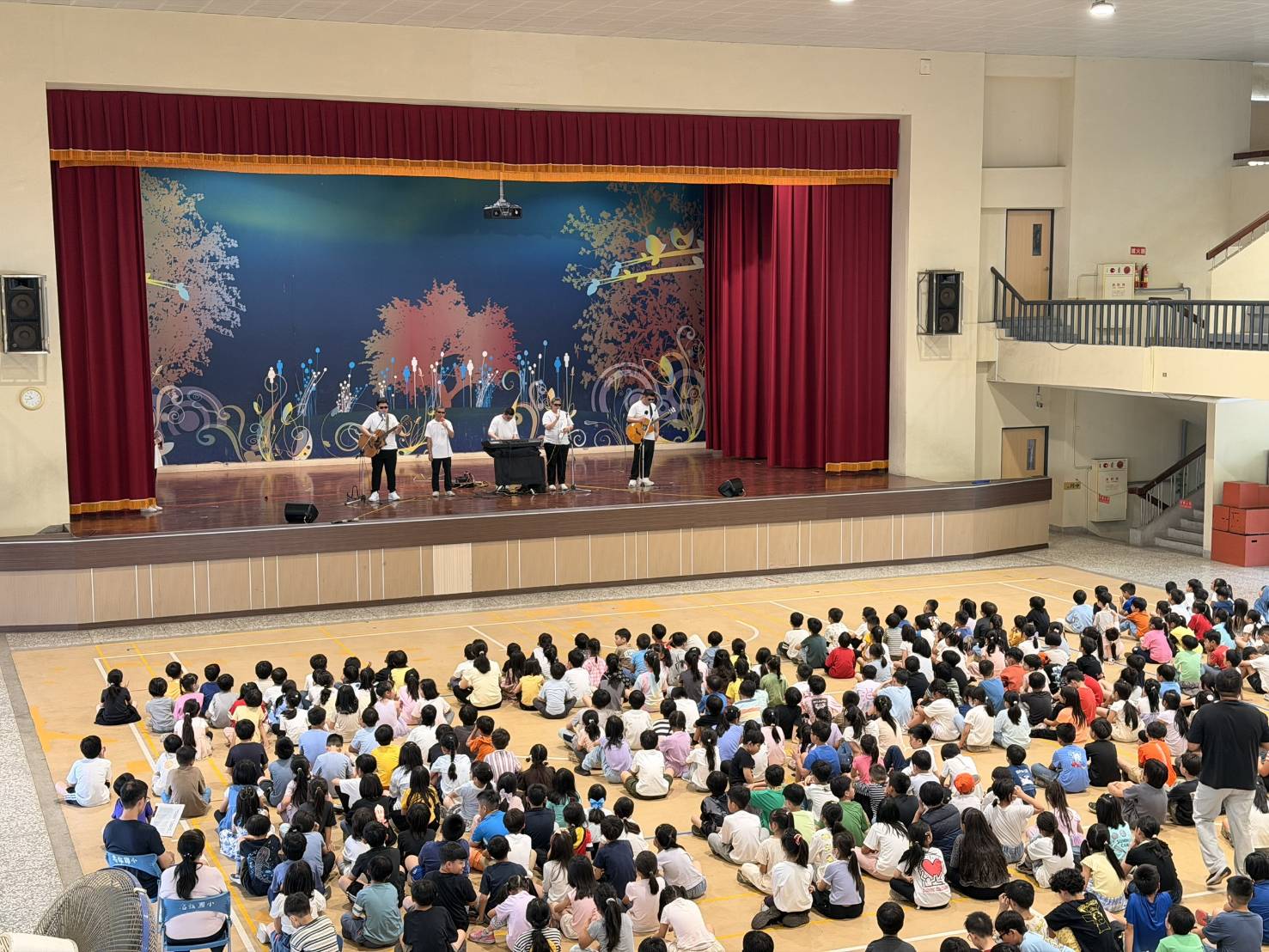向日光視障樂團於西區忠信國小展演推廣