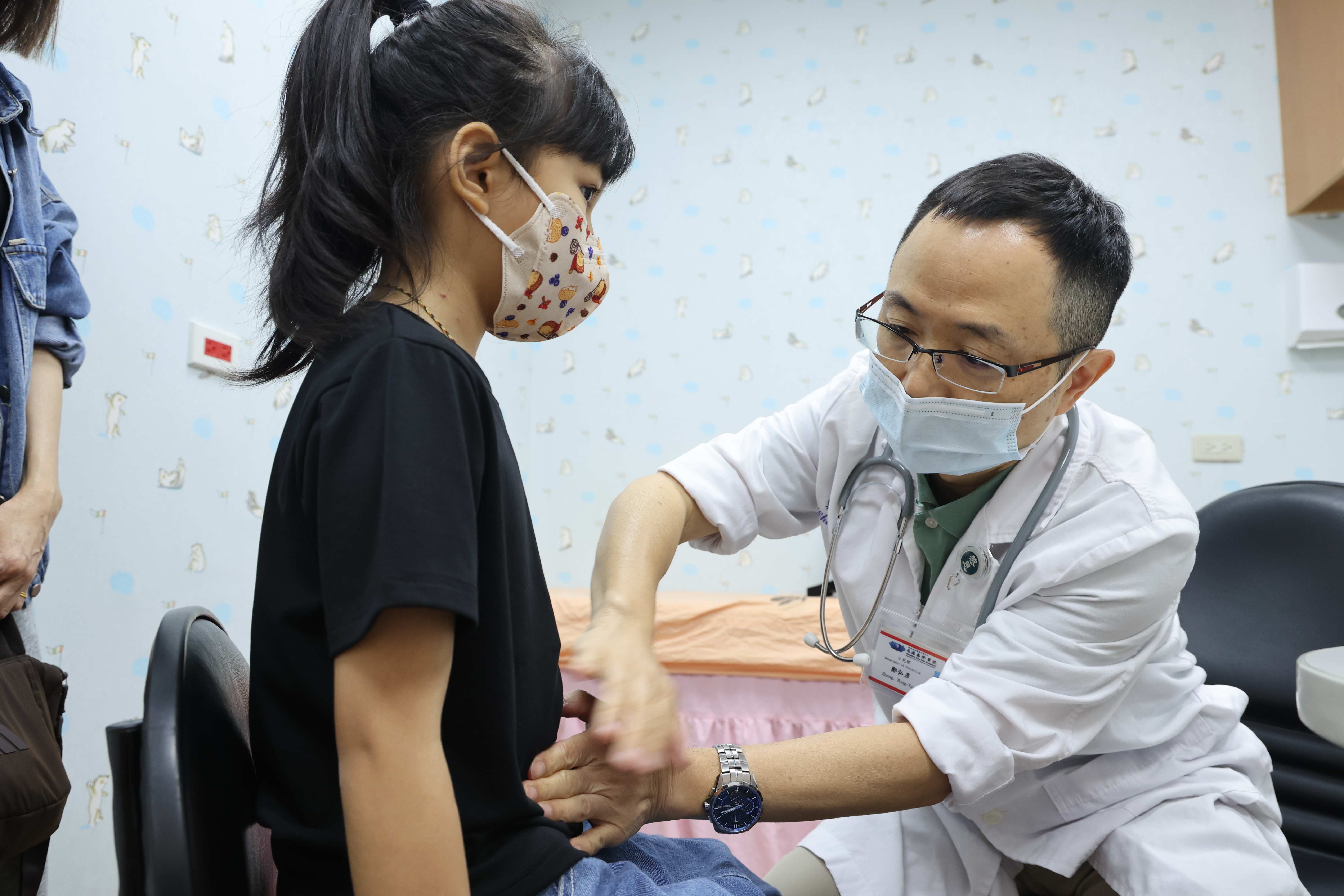 小兒腸胃科醫師鄭弘彥(右)表示，黃小妹因使用抗生素，出現疑似藥物相關的膽結石變化，目前以藥物及定期超音波追蹤為主，後續檢查顯示結石已有些微縮小。