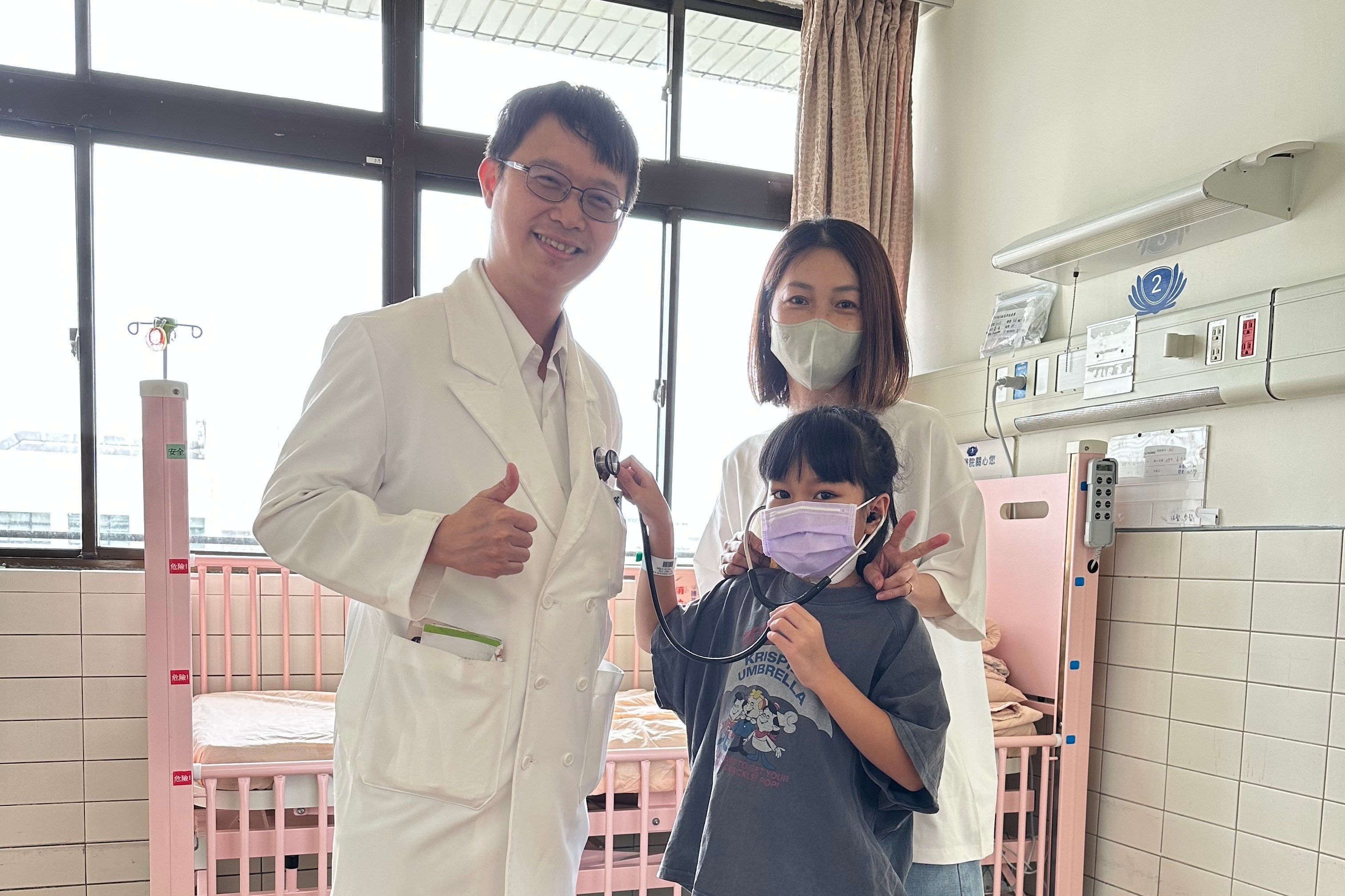 經過約一個半月的住院治療，黃小妹(中)終於順利出院，出院前也和小兒部部主任陳明群(左)以及照顧她的兒科團隊分享自己親手製作的可愛黏土娃娃。