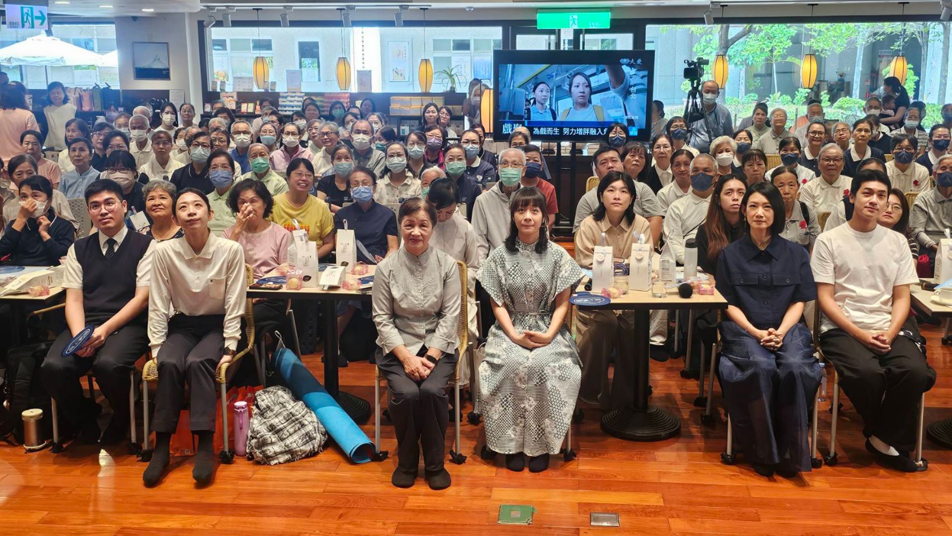 《今天愛上我》角色原型賴郁文(謝展榮飾)、黃文雅(安乙蕎飾)、温玉香(吳奕蓉飾)、安乙蕎、吳奕蓉、裴子齊高雄宣傳新戲
