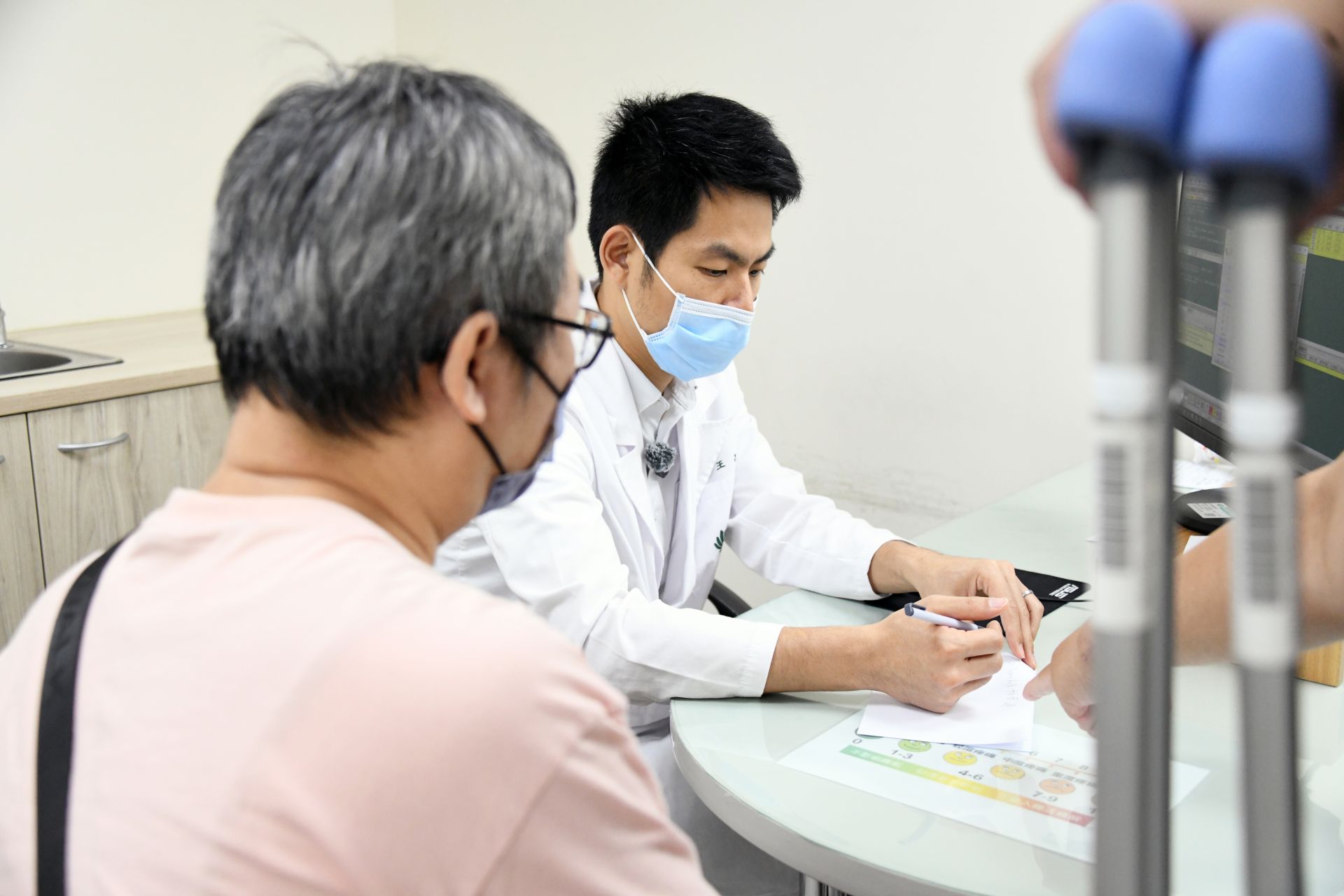 王姓男子不幸遭吊車墜落重物砸傷腳掌,來到王思讚主任診間。