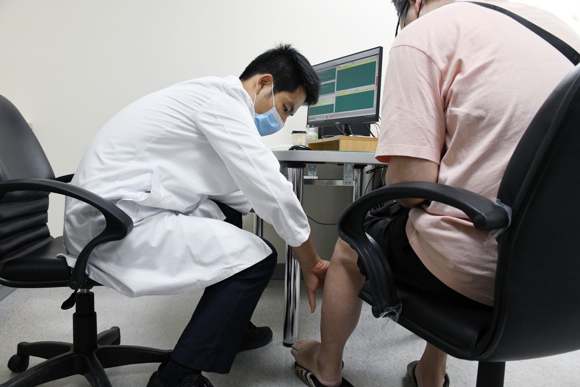 回診時經王思讚醫師細心觀察診治。