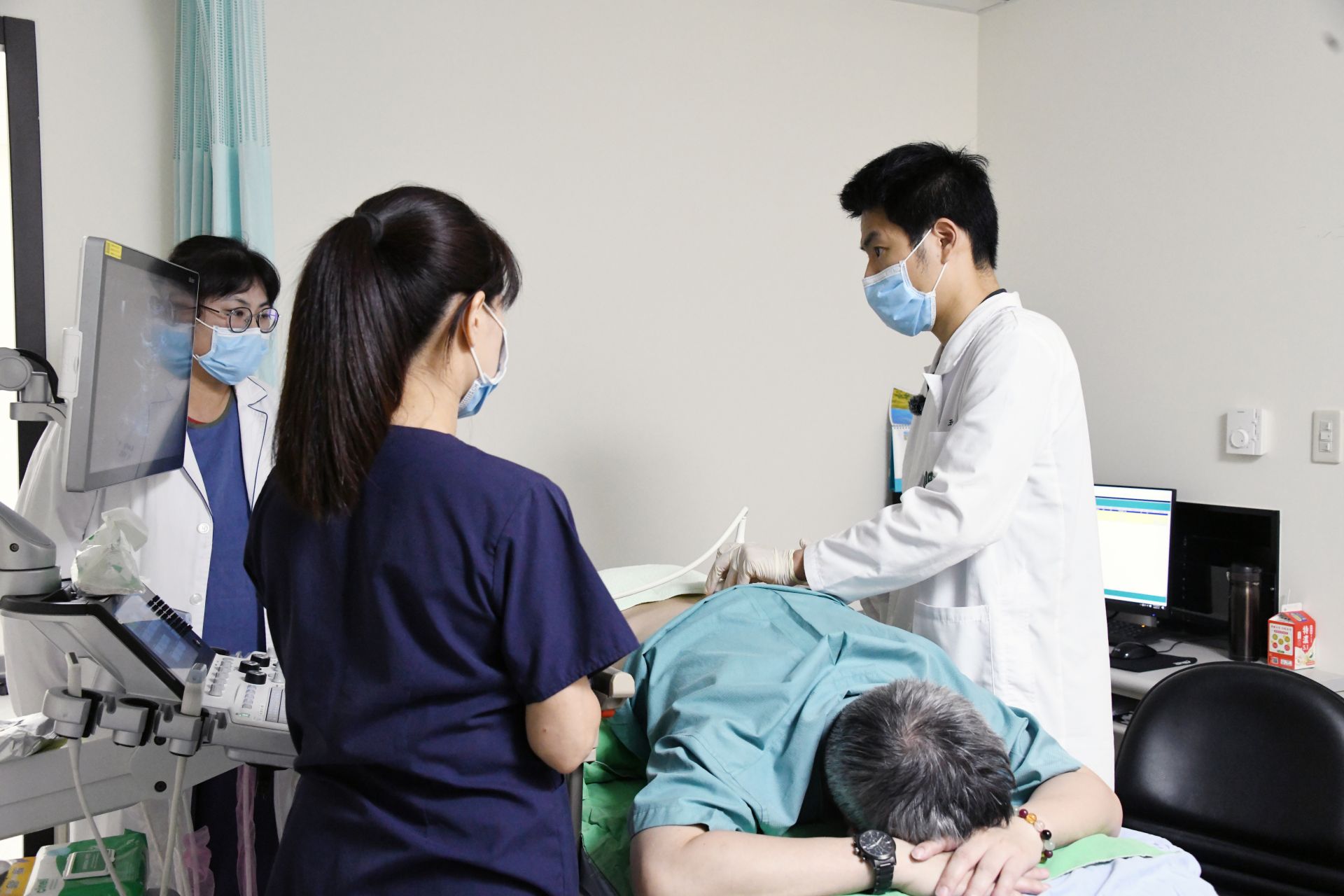 門診回診時搭配超音波導引進行注射加強,防止神經迴路再度生長。