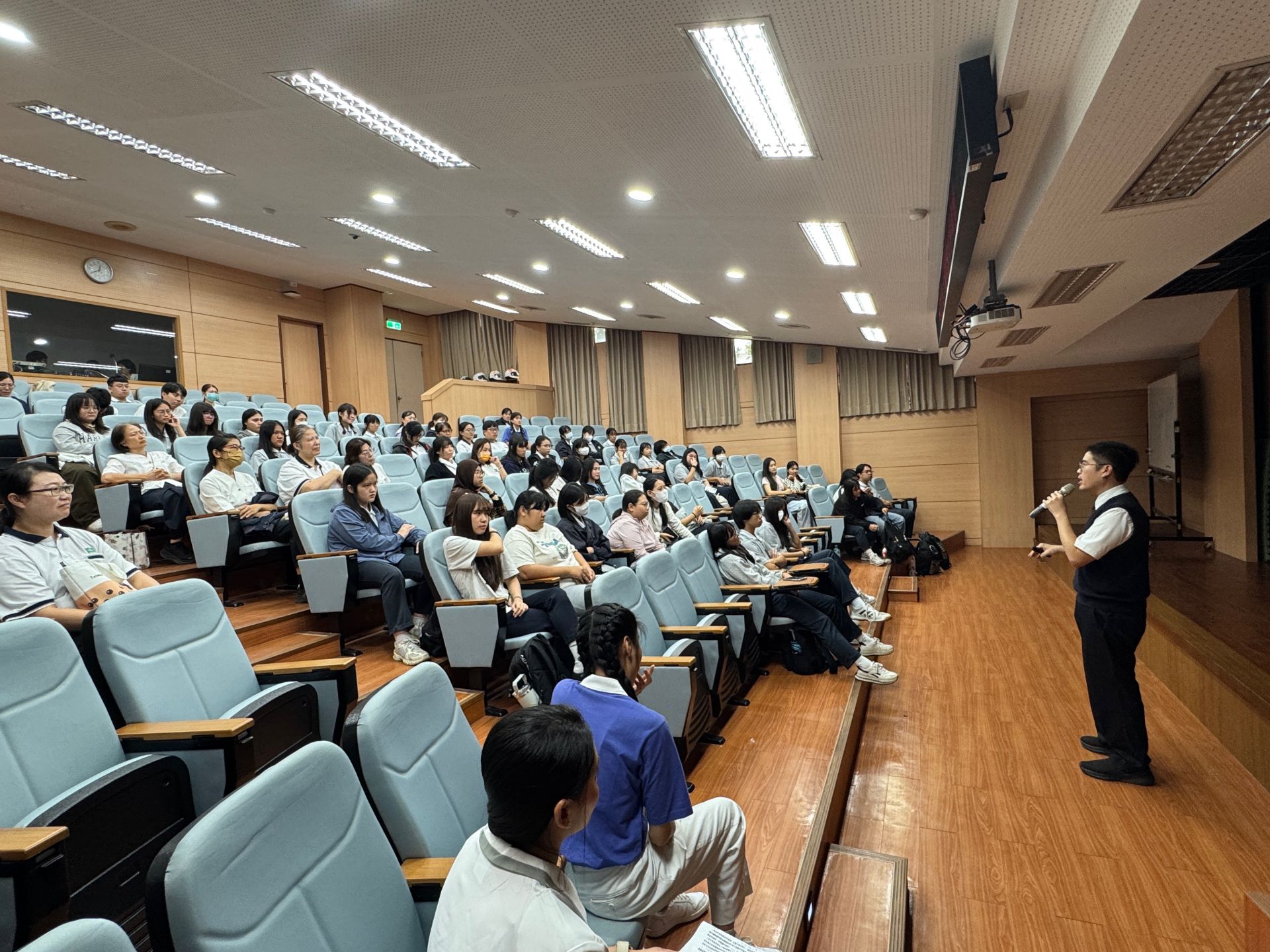 慈濟大學傳播學系碩士班校友賴郁文回到母校,與學弟妹分享戲劇背後的真實故事,以及一路走來關於青春、夢想、選擇與成長的生命歷程。