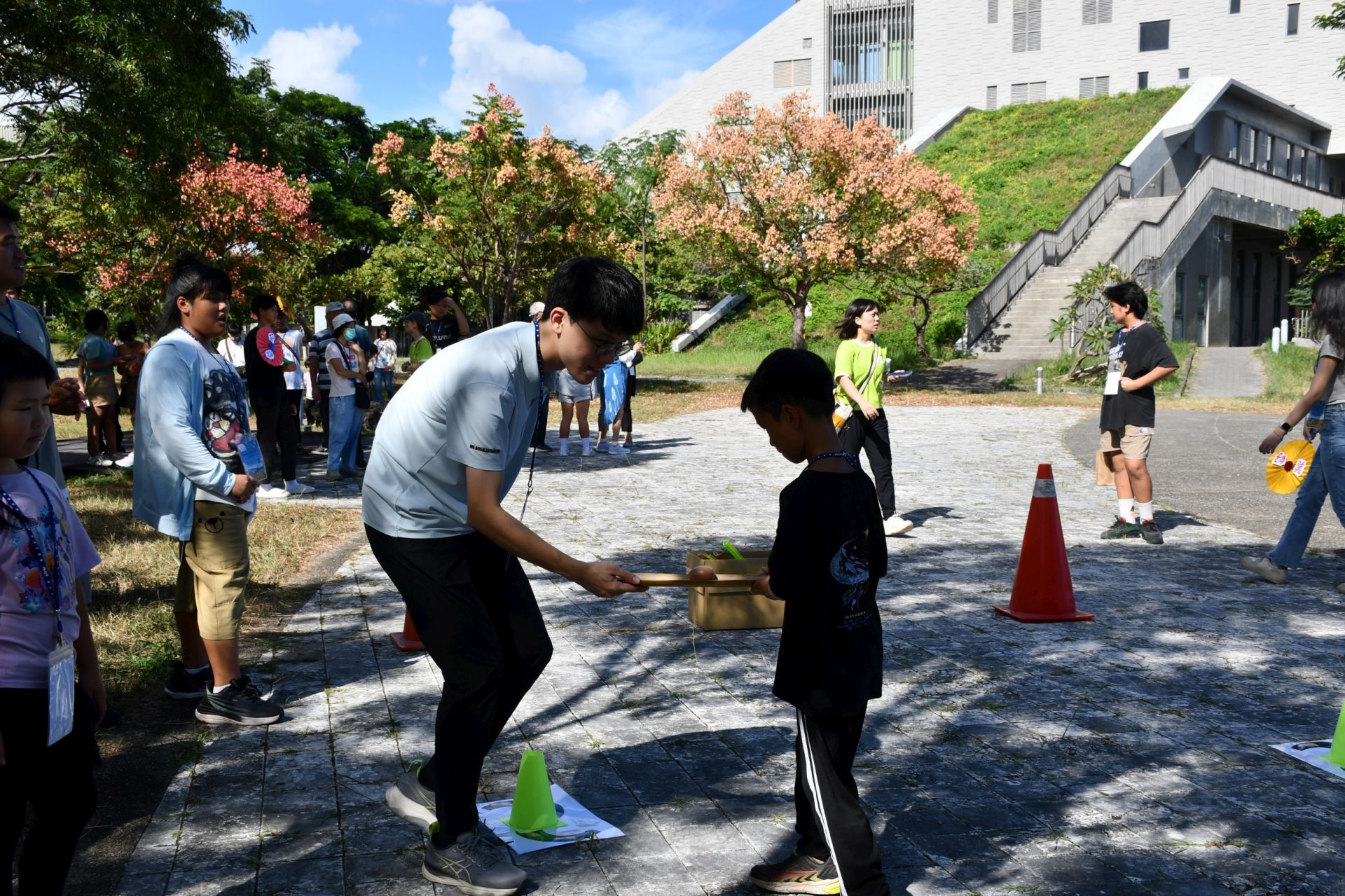 20歲大學生第一次與認養童互動