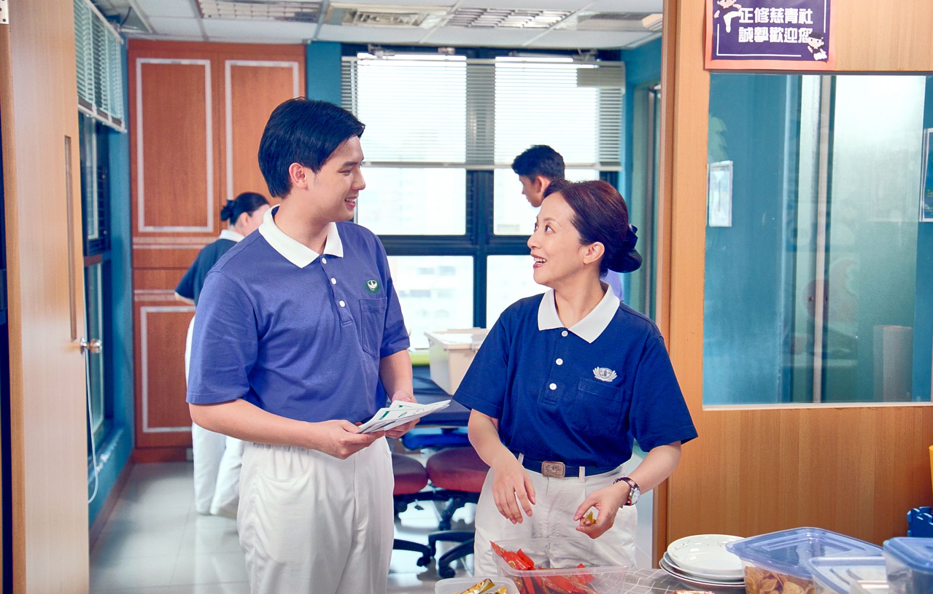 因社團招募,守冊不夠發放,賴郁文(謝展榮飾)跟麗雪媽(李淑禎飾)要50份