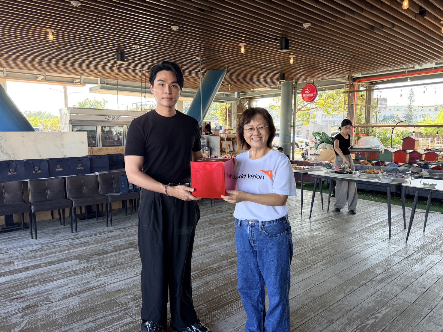 匯聚升國際企業有限公司馬湧儒執行長致贈祝福卡片予台灣世界展望會，透過溫暖的公益行動傳遞對孩子的關懷與祝福。