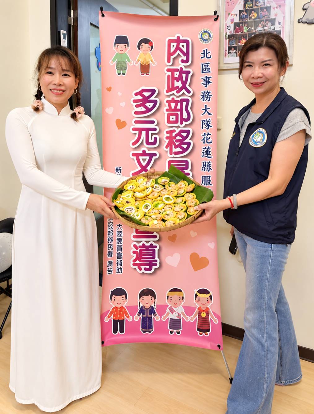 花蓮縣服務站與學員共同展示越南特色美食迷你煎餅(Bánh khọt),透過美食交流與文化宣導,邀請民眾走近越南文化,促進不同文化間的理解與尊重。