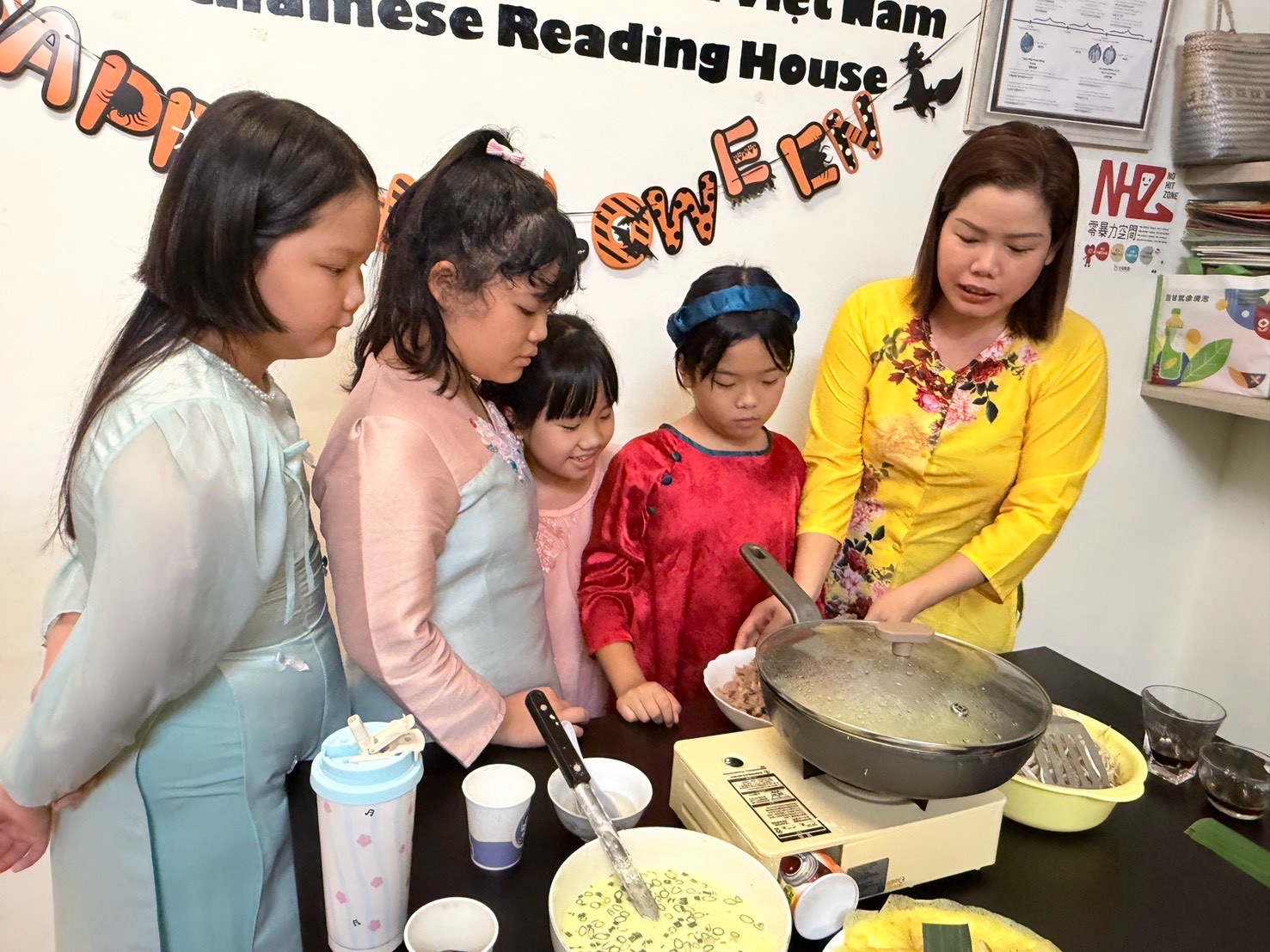 新住民媽媽親切帶領穿著傳統服飾的孩子們,一同動手製作越南傳統料理,讓孩童在實作中認識越南飲食與節慶文化。