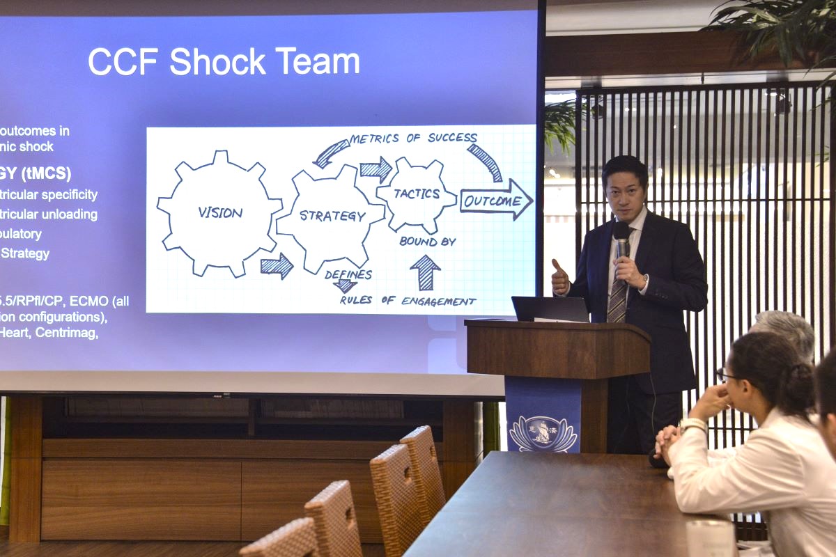 童振宇醫師於演講中,分享克里夫蘭醫學中心處理急性心因性休克的經驗。
