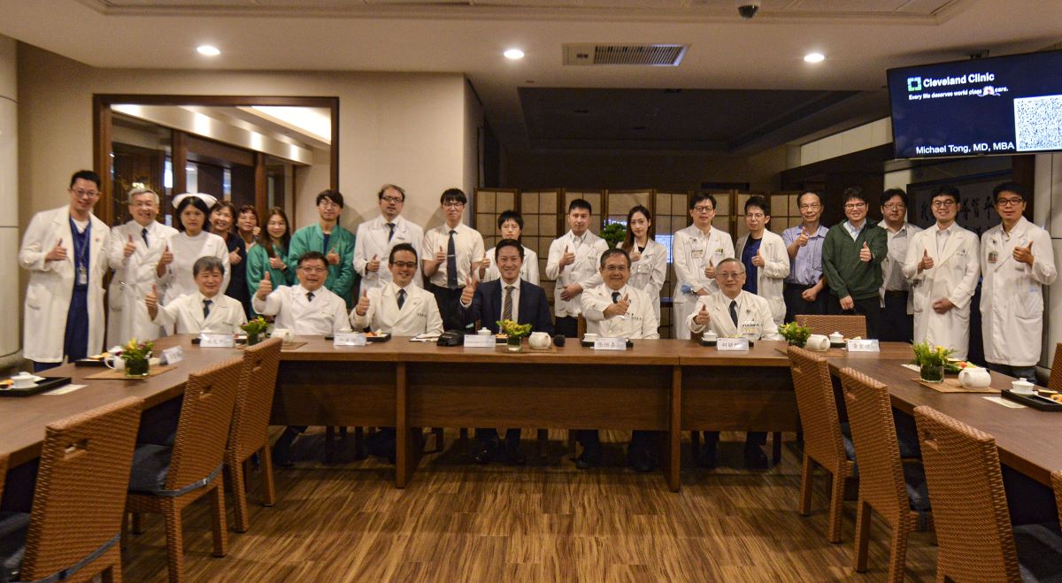 10月16日,心臟血管外科邀請美國非營利性機構克里夫蘭醫學中心的童振宇醫師蒞院交流,分享急性心因性休克的辨識與治療經驗。
