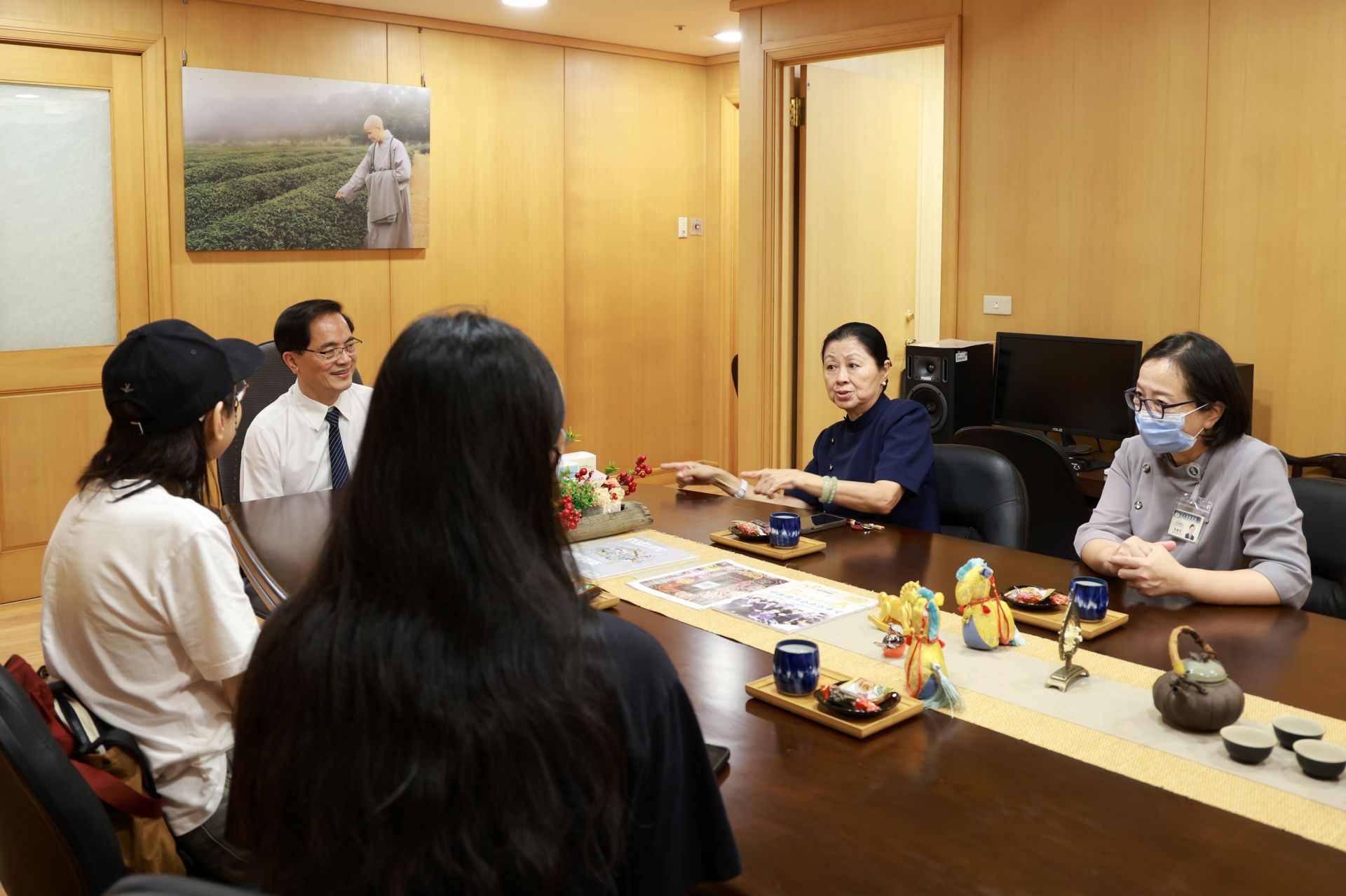 10月20日,劉小姐(左三)在母親(左一)、志工田懷親(右二)的陪同下來到花蓮慈院,終於見到林欣榮院長(左二)。