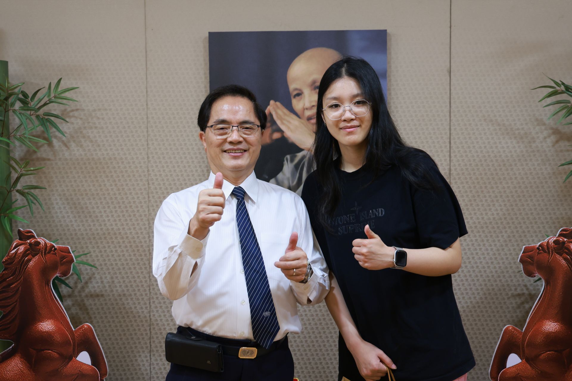 劉小姐(右)說,當時林欣榮院長(左)與她素未謀面,卻願意在百忙之中給予這麼多幫助,真的非常感謝。
