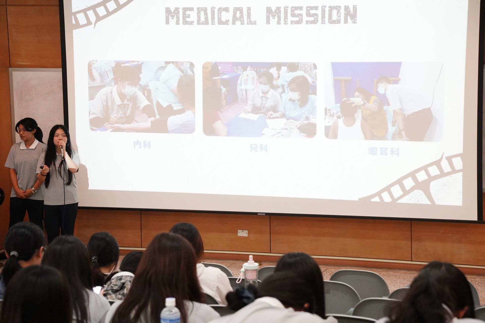 醫學三莫殷其同學提到用孩子學會正確的衛生保健知識,並將這些知識帶回家庭與社區,創造出超越課堂的實質效益。