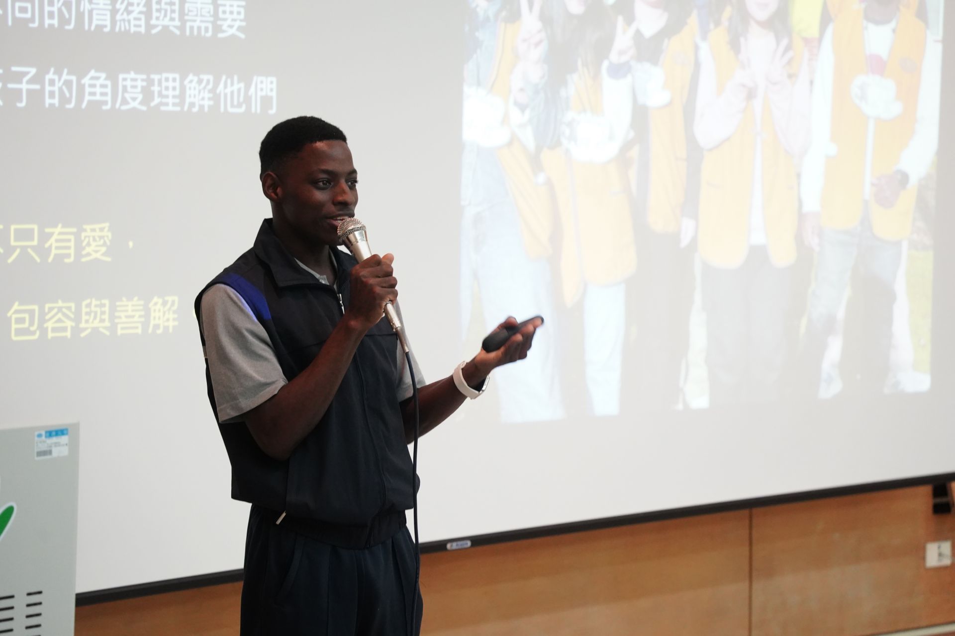 外語系三年級馬恩思同學用他最喜歡的靜思語鼓勵大家,並表示透過服務讓他學習如何換位思考。