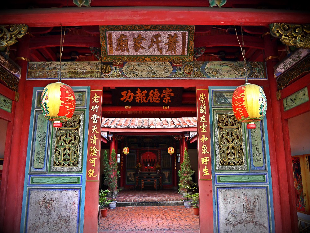 崇蘭生活環境博物館以古蹟「崇蘭蕭氏家廟」為核心，透過信仰體驗與古蹟走讀，引領大眾將文化保存與環保知識落實於永續日常。