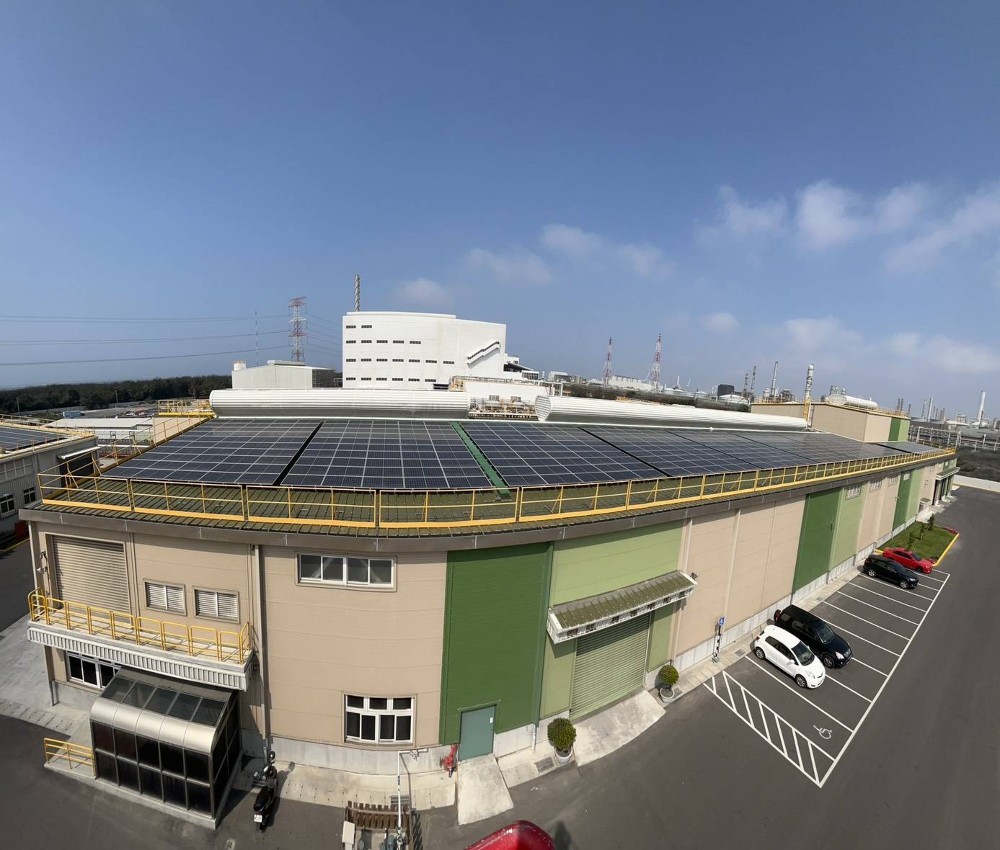 「南亞廚餘堆肥廠」結合太陽能供電與廚餘資源化技術，將廚餘轉製為有機肥料，實踐循環經濟理念。
