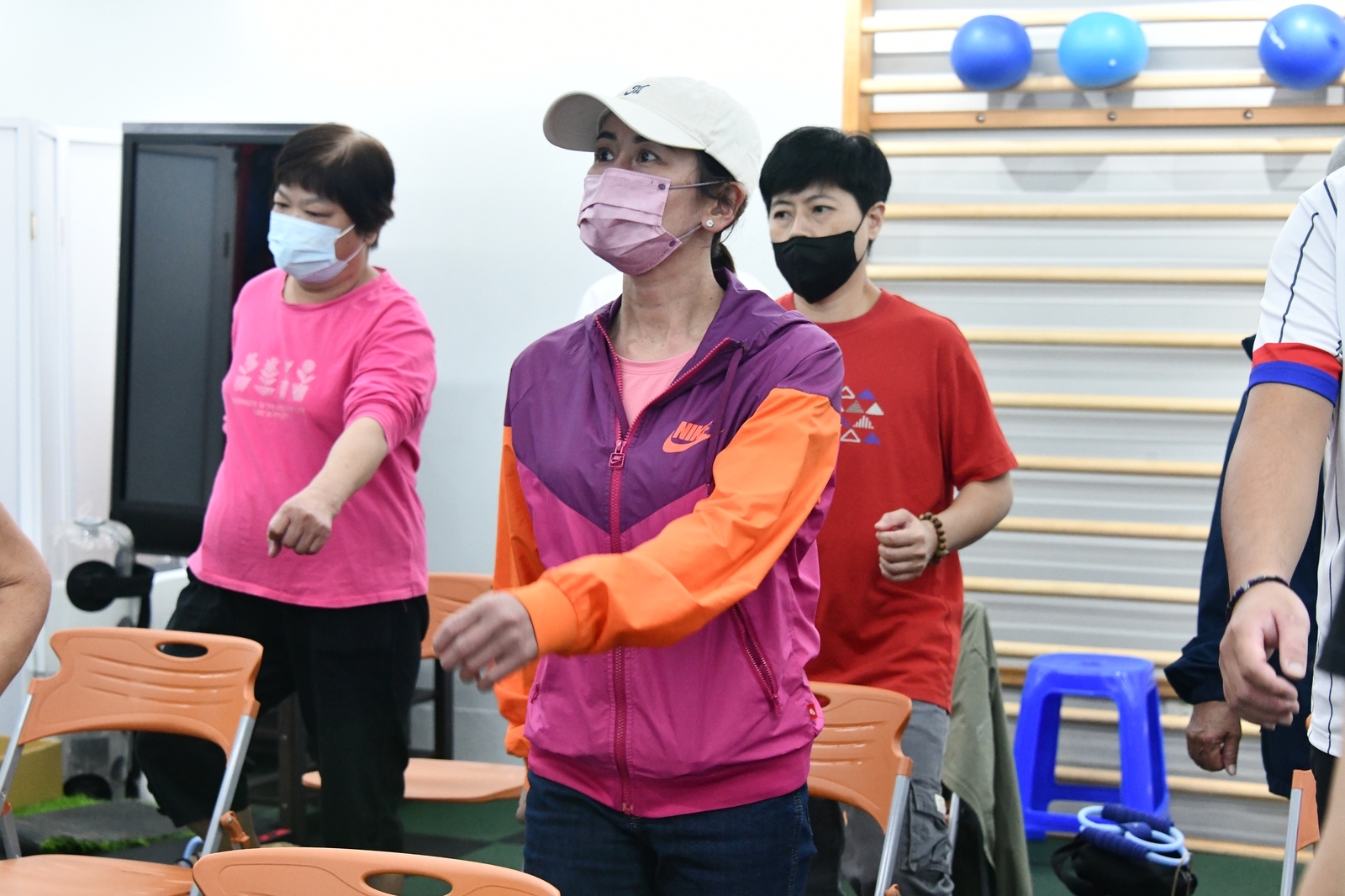 原本一動就喘的病友范小姐接受治療後已能恢復正常生活