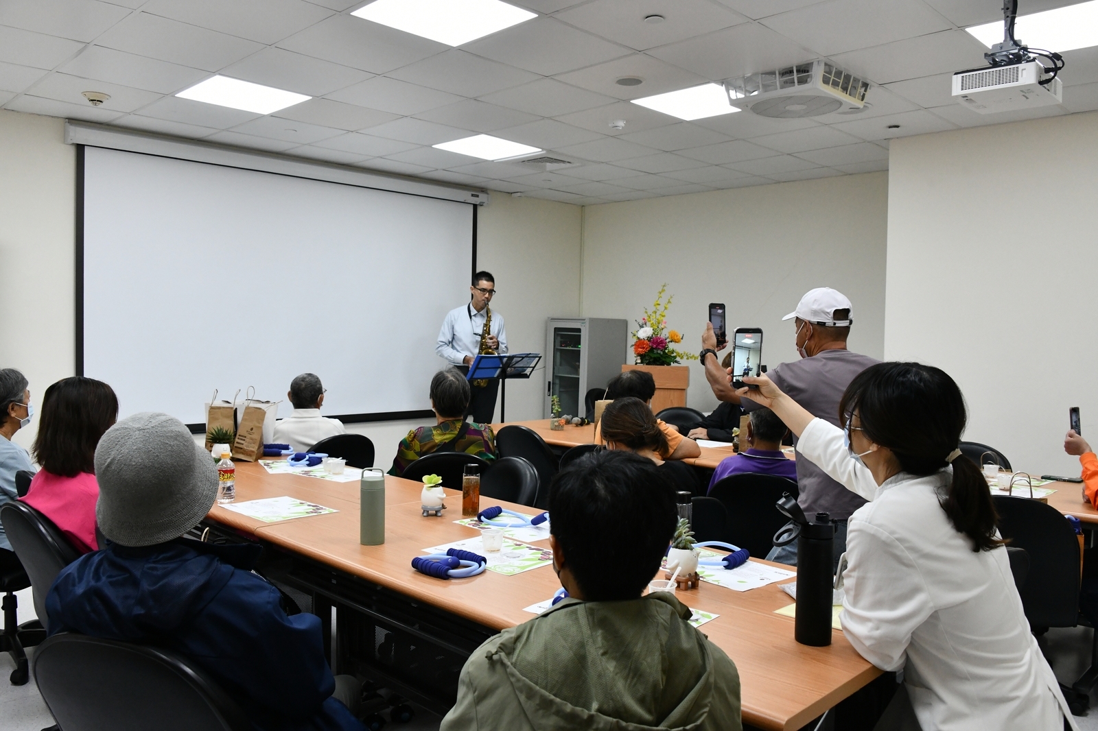 簡振宇醫師為病友表演薩克斯風