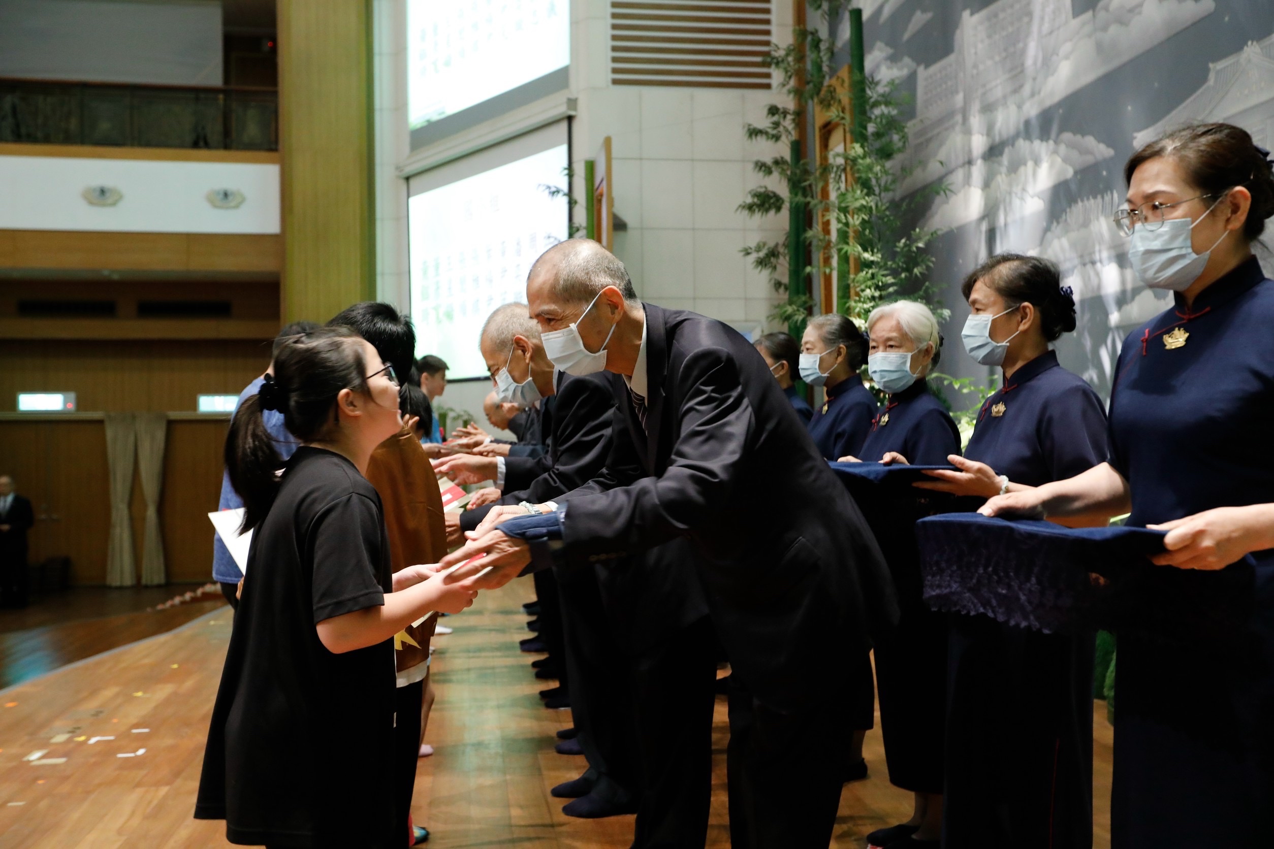 慈濟基金會10月26日在板橋園區舉行「2026年北區新芽獎學金頒獎典禮」,表揚來自板橋、土城、樹林與三峽等地共231位不畏環境考驗、積極向上的優秀學子。