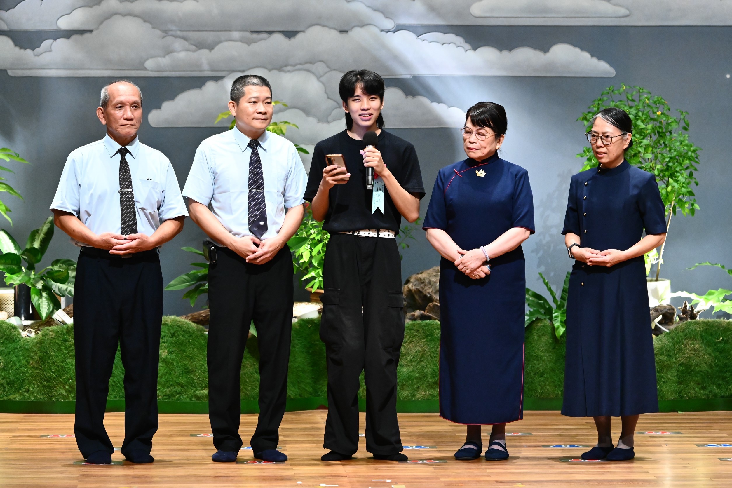 獲得大專組「特殊表現獎」的賴同學,自2023年獲慈濟援助後在志工陪伴下深耕美學與多媒體長才,曾榮獲全國學生美術比賽特優肯定,更主動發揮專長投入志工服務。
