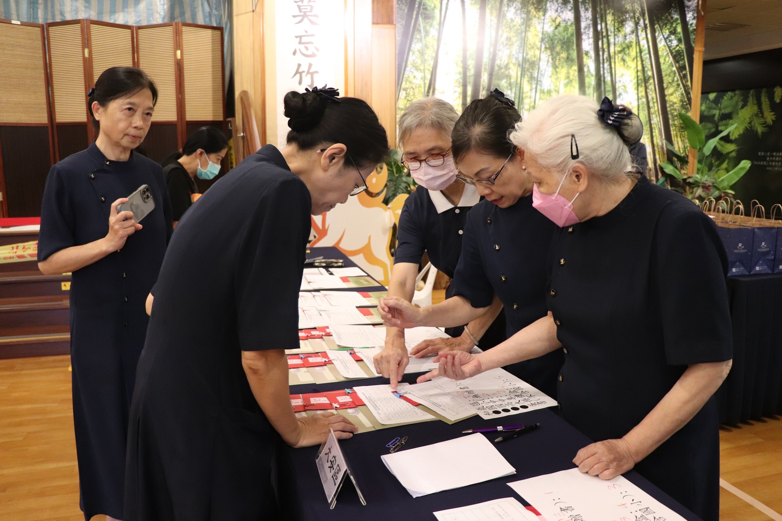 慈濟新芽臺北市東區場,涵蓋來自中山、大同、信義、大安、松山、南港、內湖區的獲獎學子,志工仔細核對獲獎學子名冊。