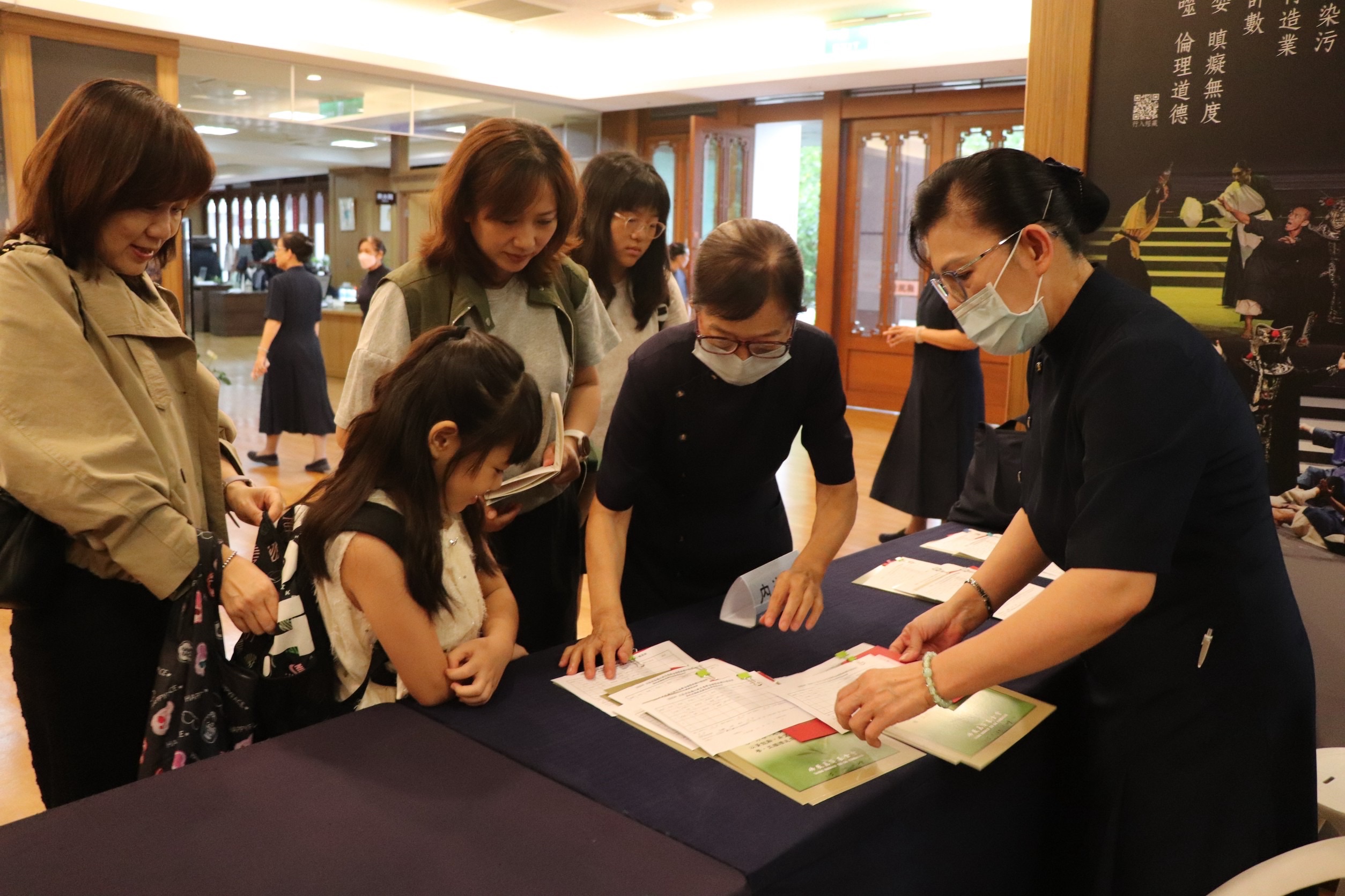 26日東區場合計166位獲獎學子至慈濟東區聯絡處領獎。