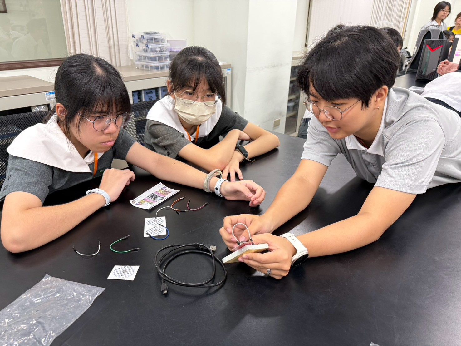 在慈大學長姊的帶領下，同學們專注投入各項體驗活動，從動手實作中探索學習樂趣。
