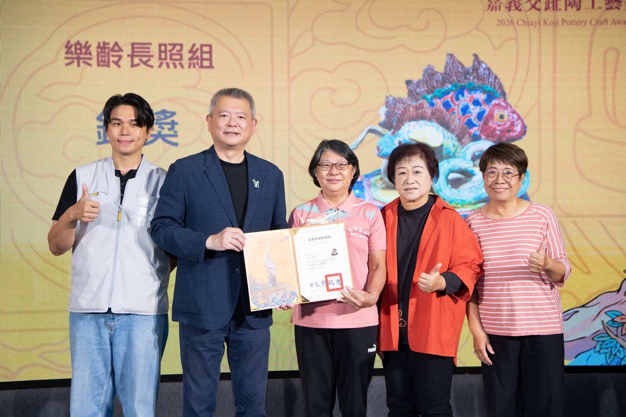嘉義交趾陶工藝獎頒獎合影，長照站長輩們獲得銀獎、銅獎及五件特優獎