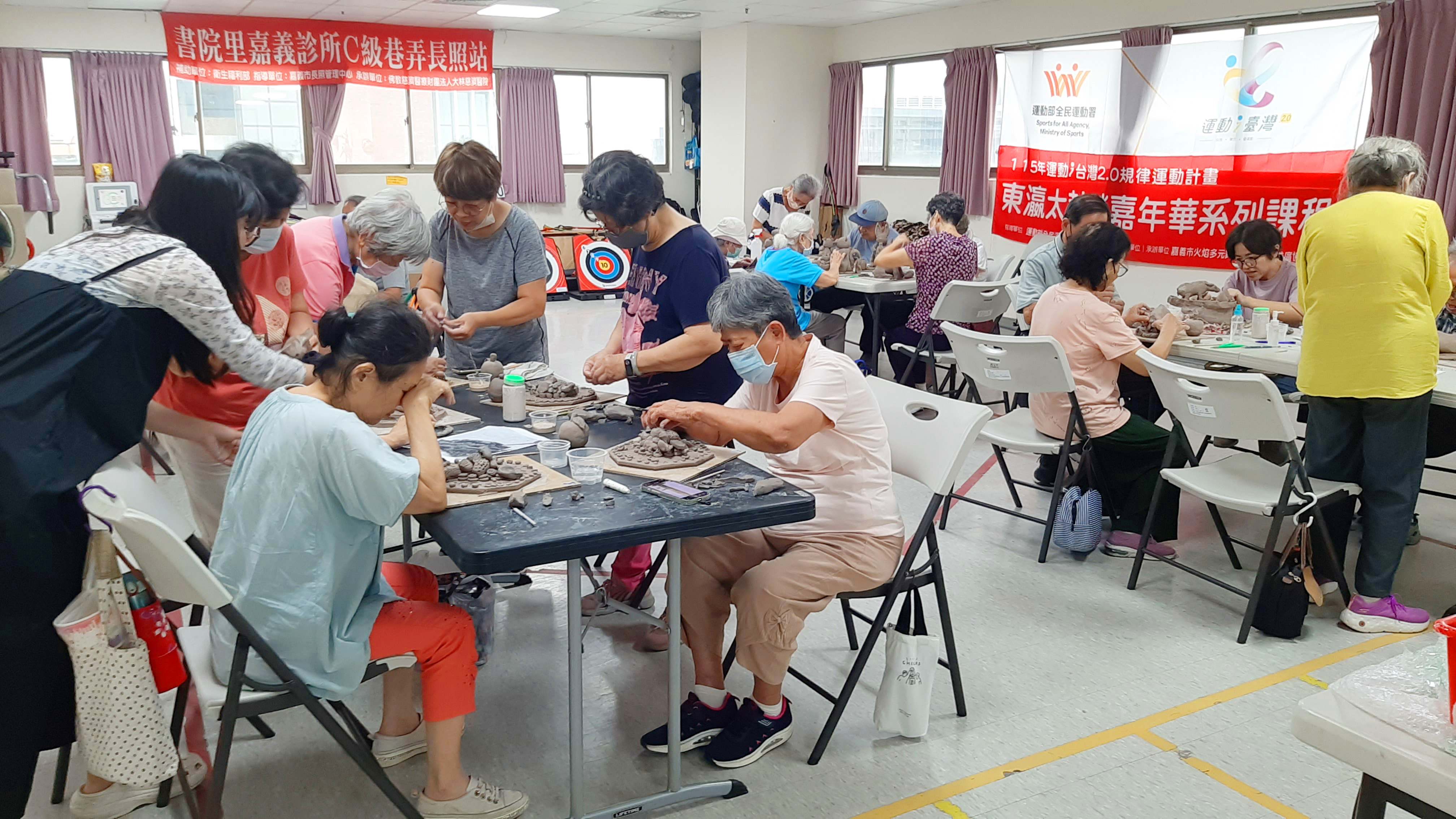 長輩們從6月起學習陶藝創作，透過雙手揉捏陶土