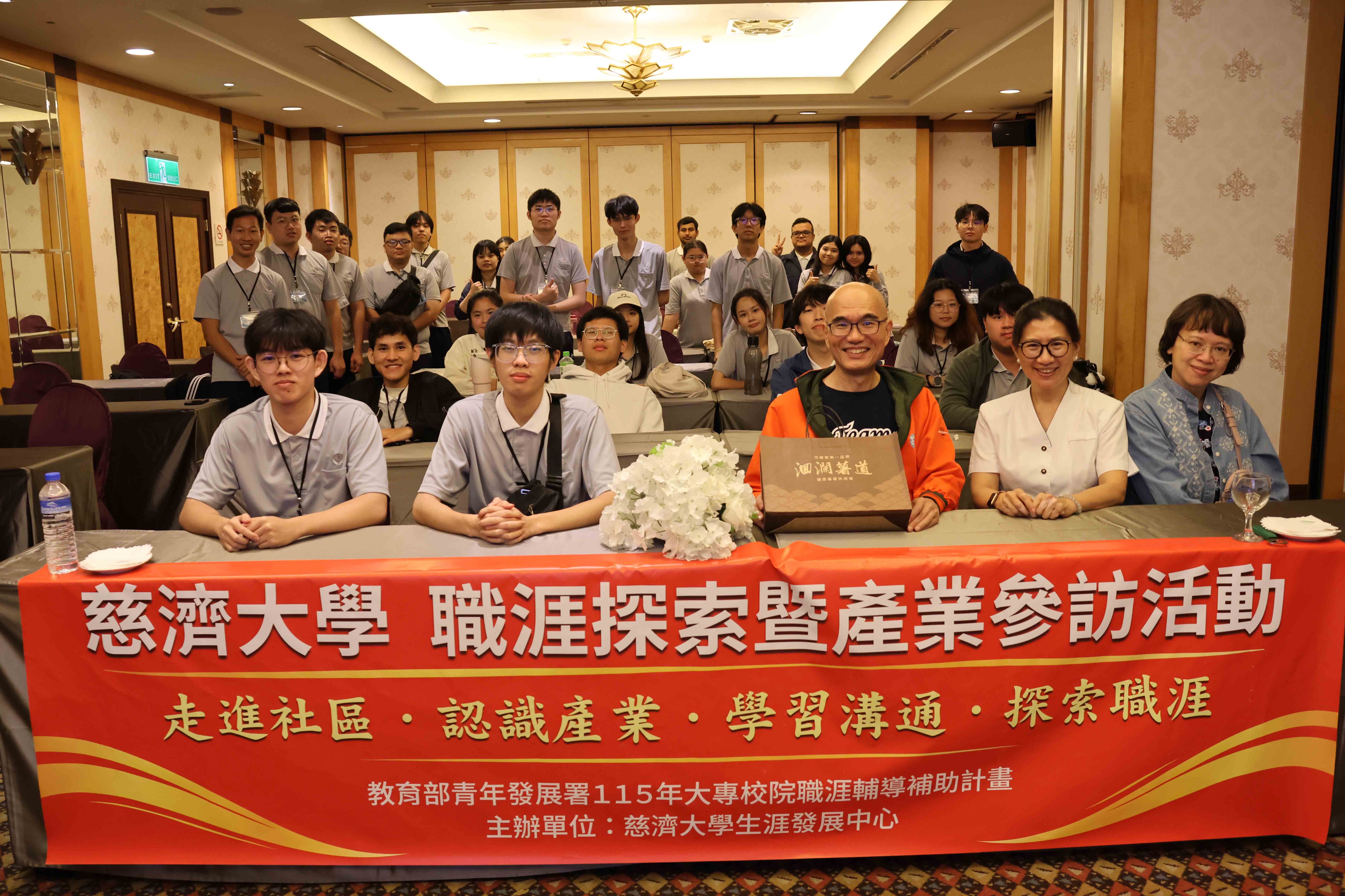 國立臺東大學鄭憲宗校長與學生交流。