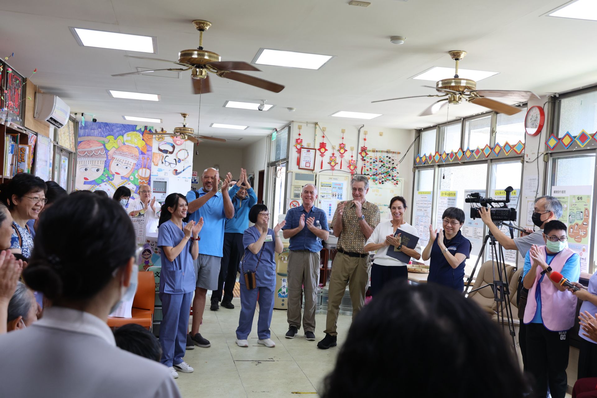 秀林鄉日照中心的長者以太魯閣民謠熱烈歡迎來自美國的公衛參訪專家，讓眾人感到驚喜感動。