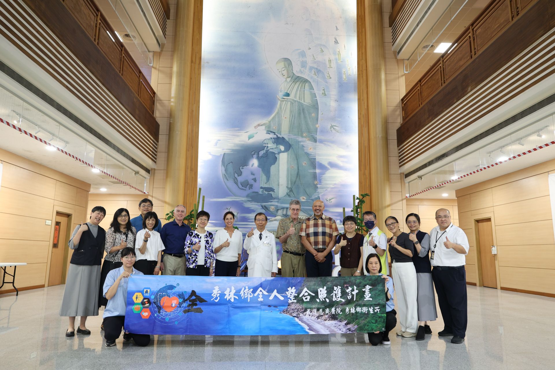 美方公衛代表團至花蓮慈濟醫院，由吳彬安副院長(中)代表接待，外賓對花蓮慈院以人為中心以及落實社區醫療院所合作的理念不謀而合。