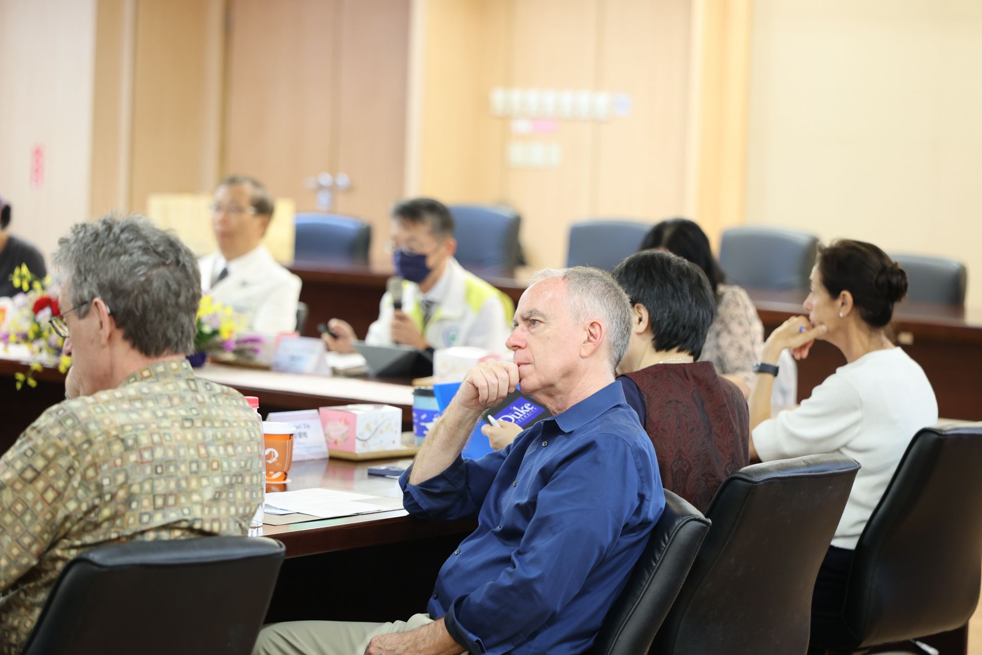 前美國疾病管制與預防中心（CDC）流行病學家派翠克．奧卡洛（Patrick O'Carroll, MD, MPH）專心聆聽東部對全人整合照護的各項經驗與困難。