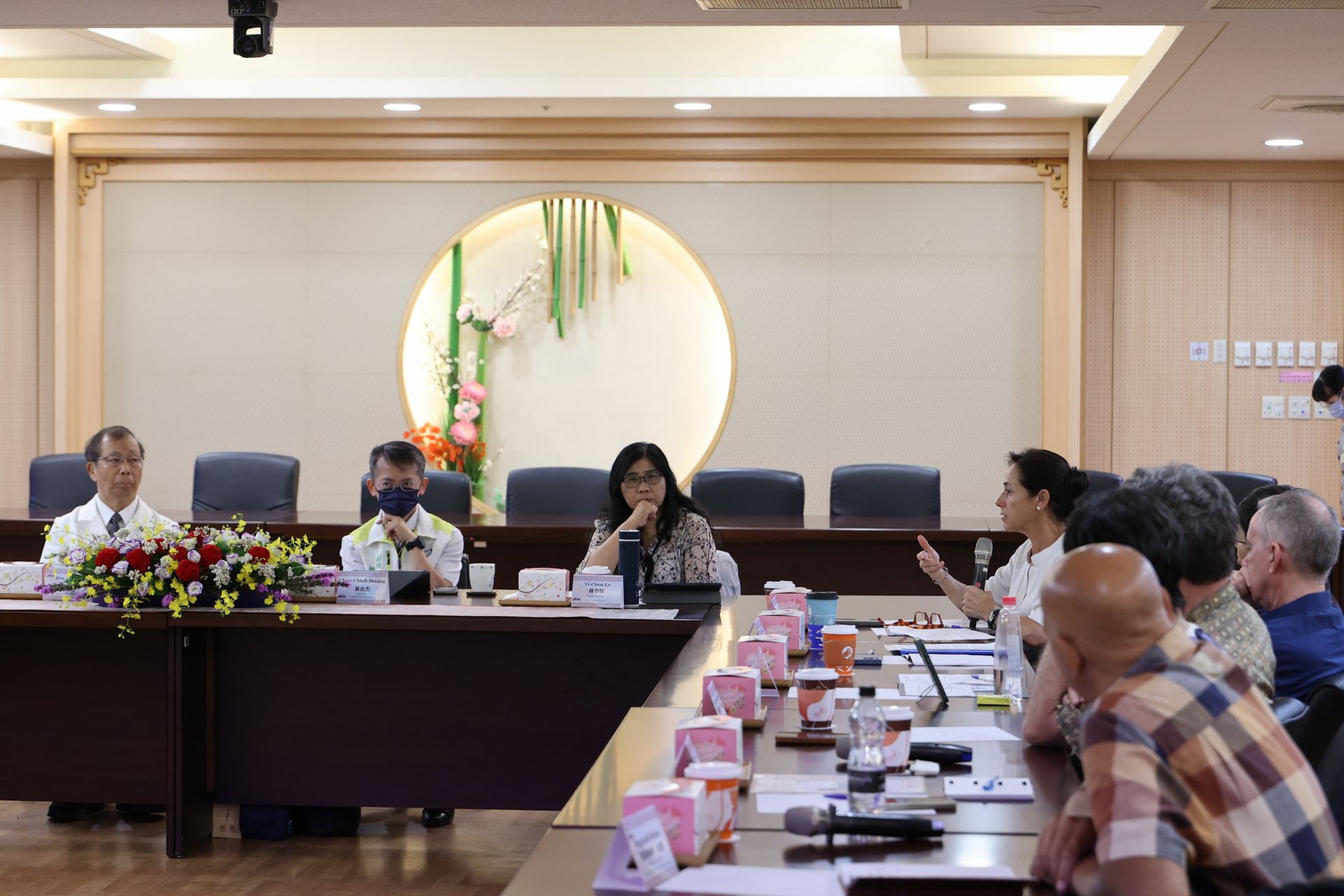 美方交流參訪團至花蓮慈濟醫院，雙方分享彼此的推動經驗與遇到的困難。圖中分享者(右手持麥克風)為前美國衛生及公共服務部代理助理部長的凱倫．德薩洛（Karen DeSalvo, MD, MPH），左起為花蓮慈院吳彬安副院長、健保署東區業務組黃兆杰組長、羅亦珍副組長。