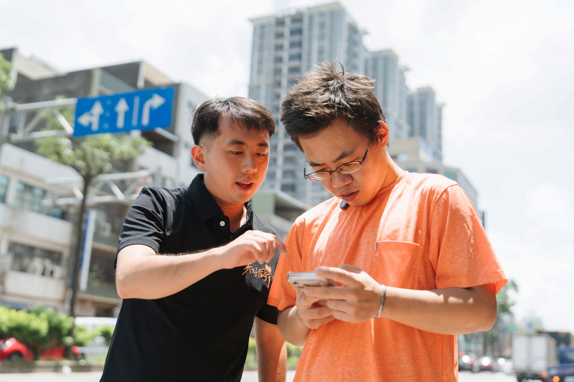 為了上班通勤，伊甸就服員余達城(左)教小毅下載公車APP，了解公車路線。