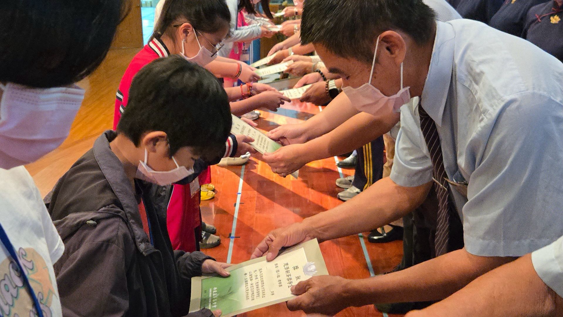 學子上台接受貴賓與慈濟人頒獎