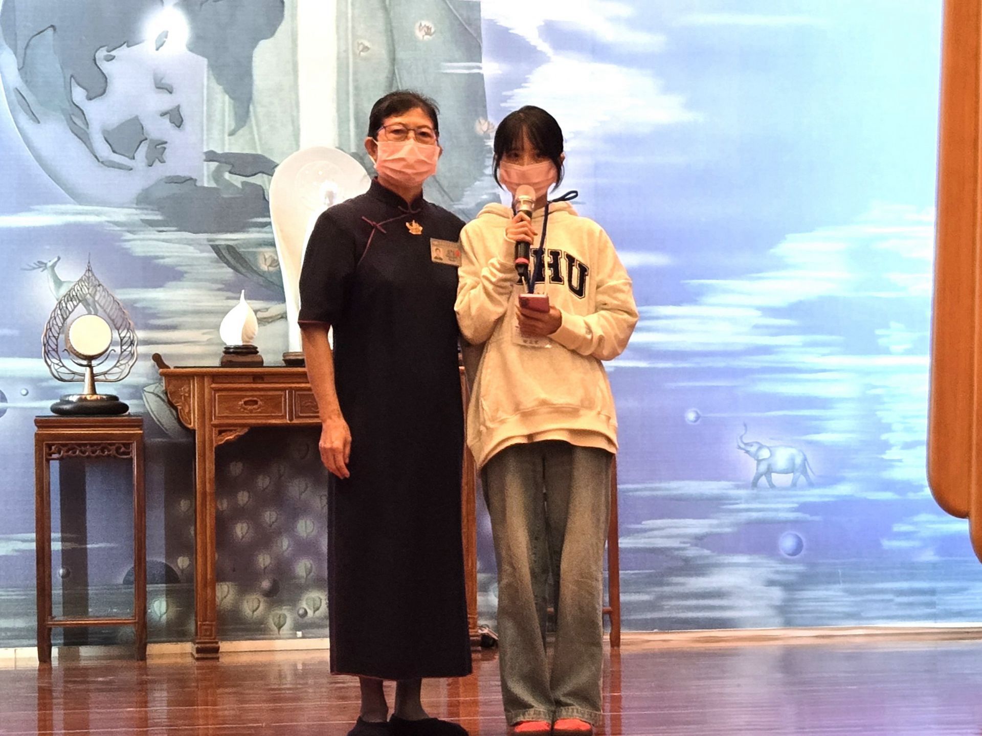 謝同學由慈濟志工彭秀蓁陪同上台分享